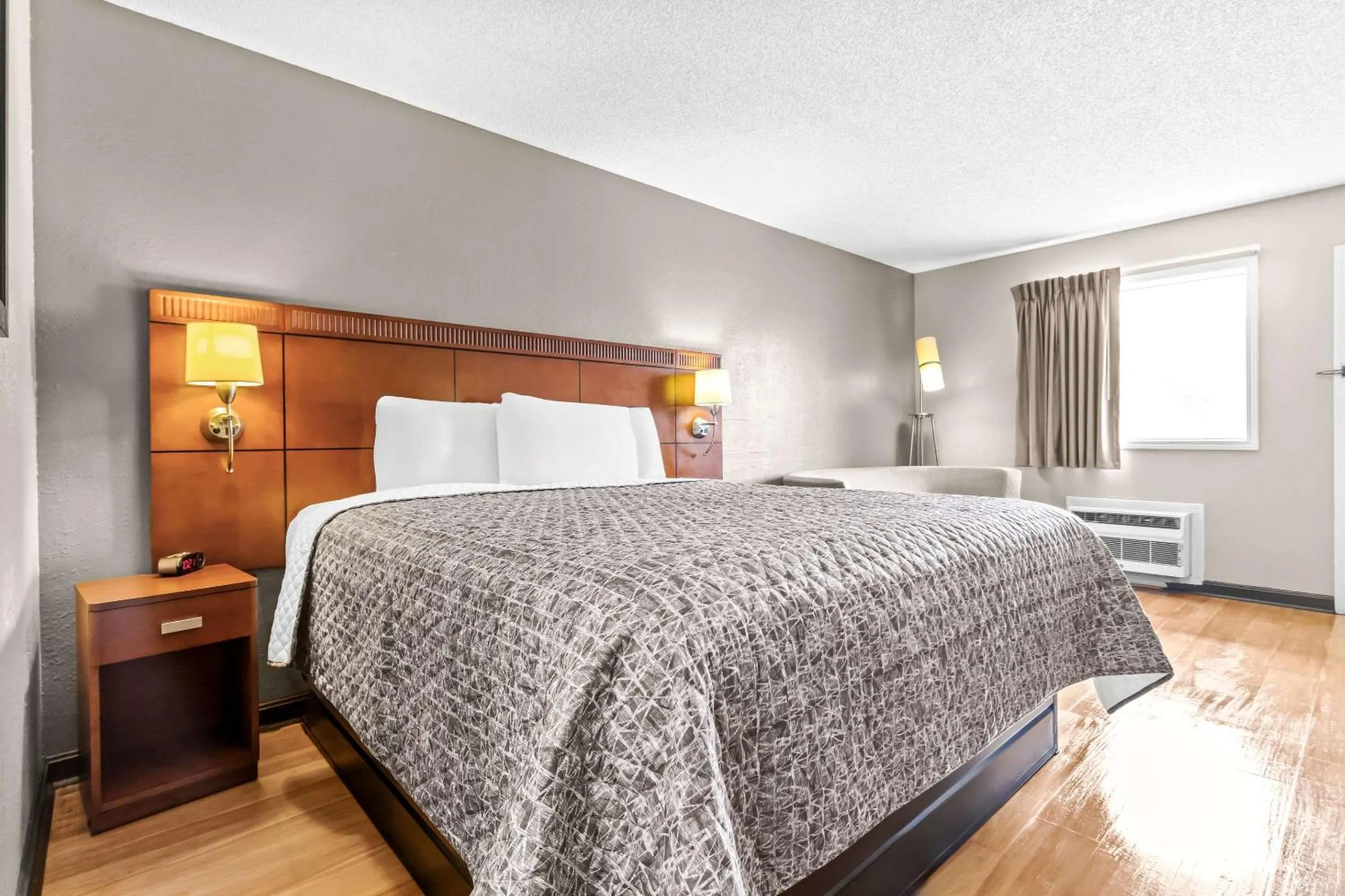 Bedroom, Bed in Rodeway Inn Lexington West