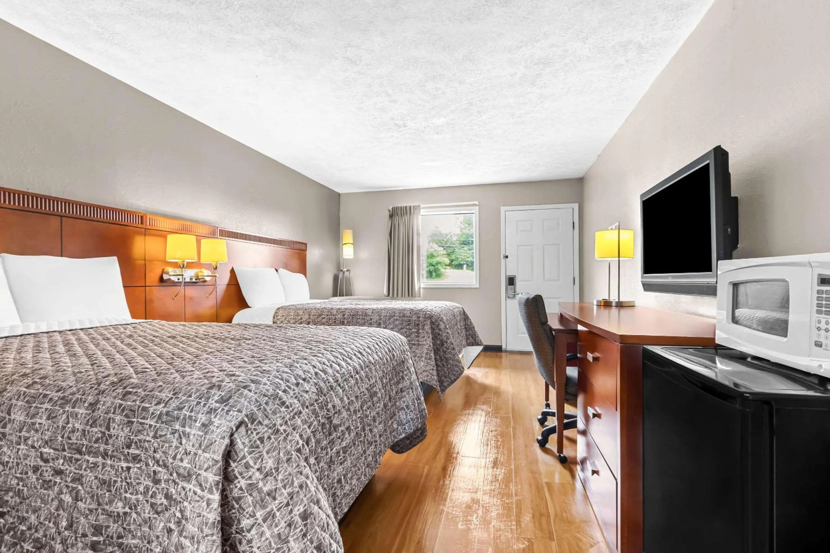 Bedroom, Bed in Rodeway Inn Lexington West