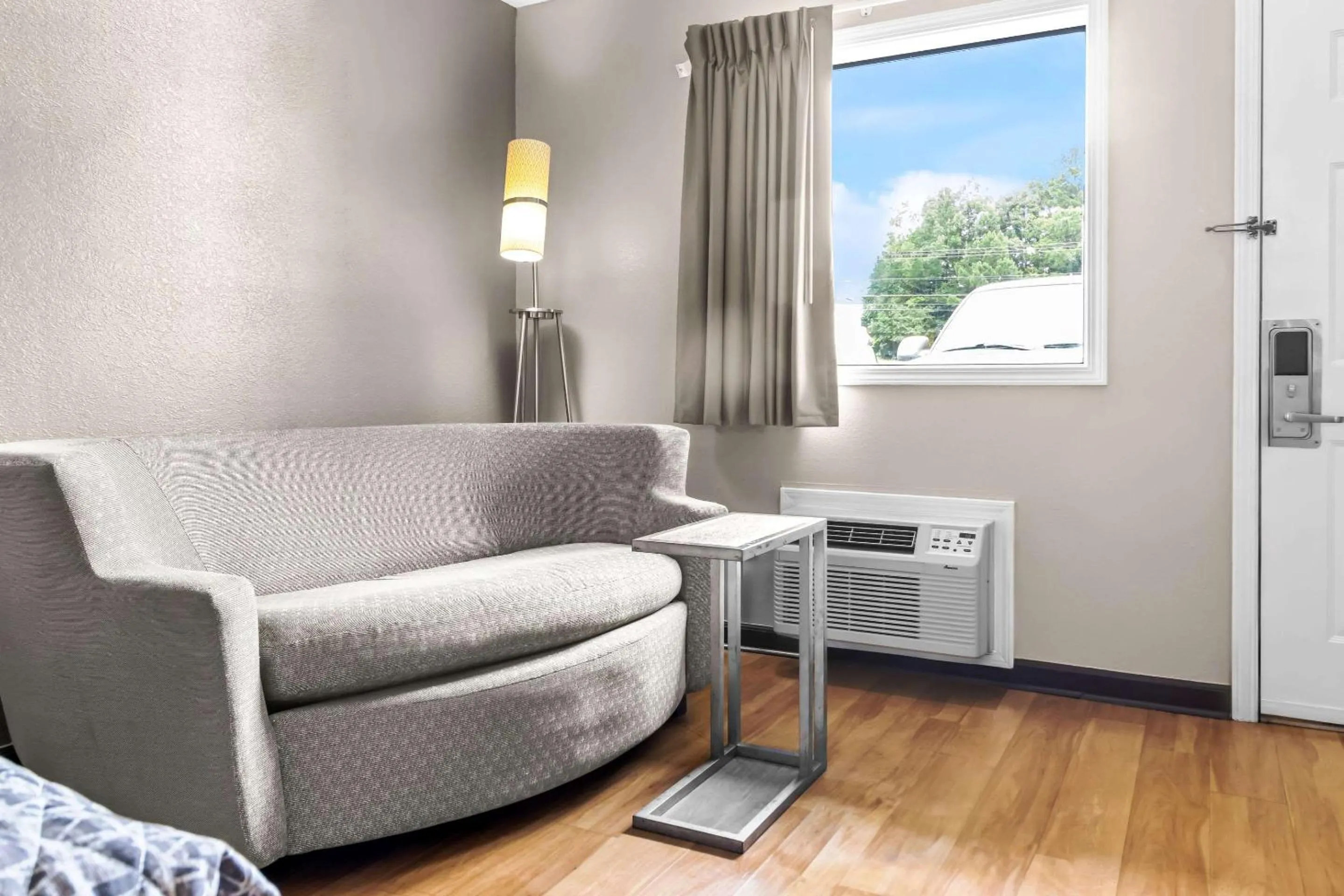 Bedroom in Rodeway Inn Lexington West