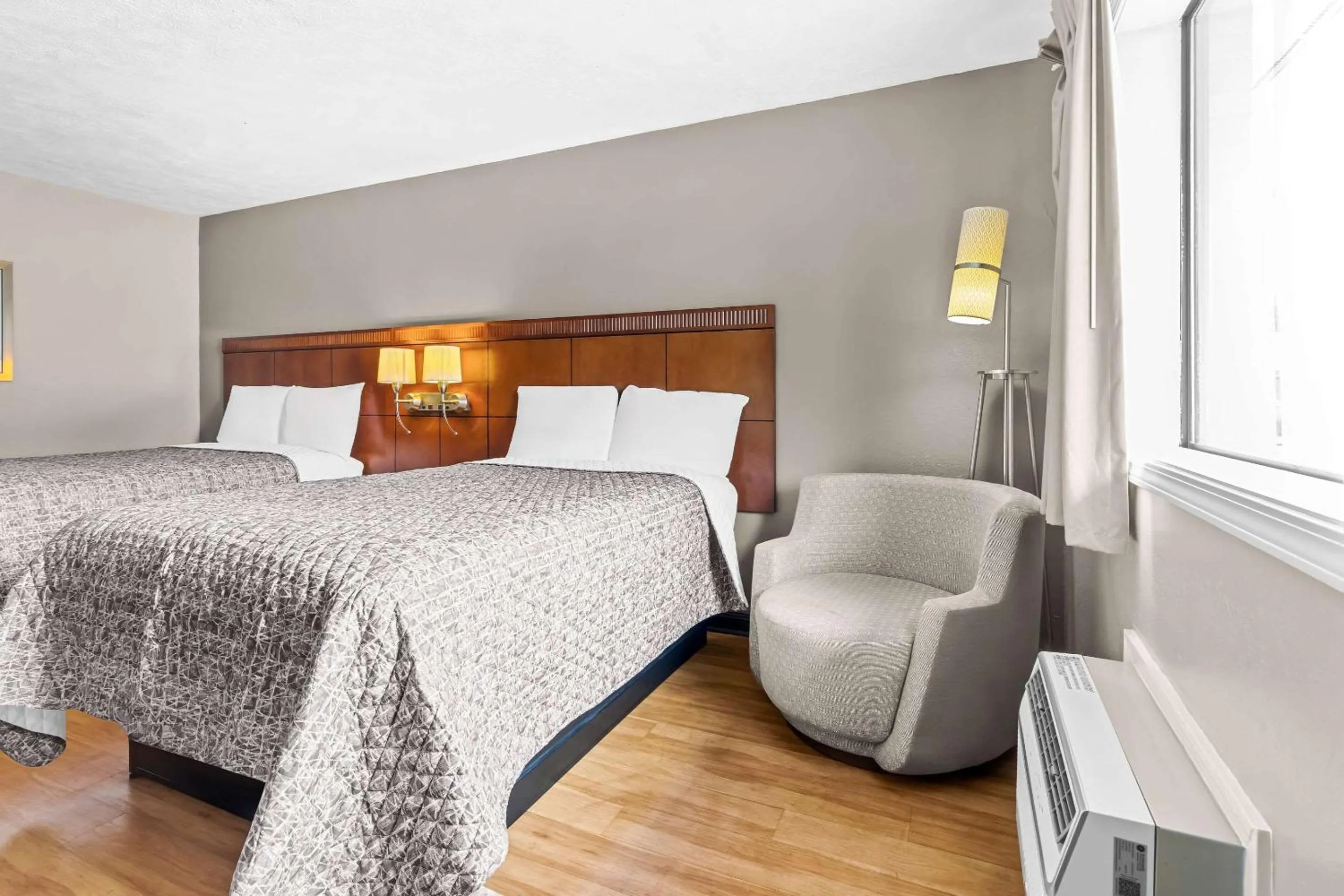 Bedroom, Bed in Rodeway Inn Lexington West