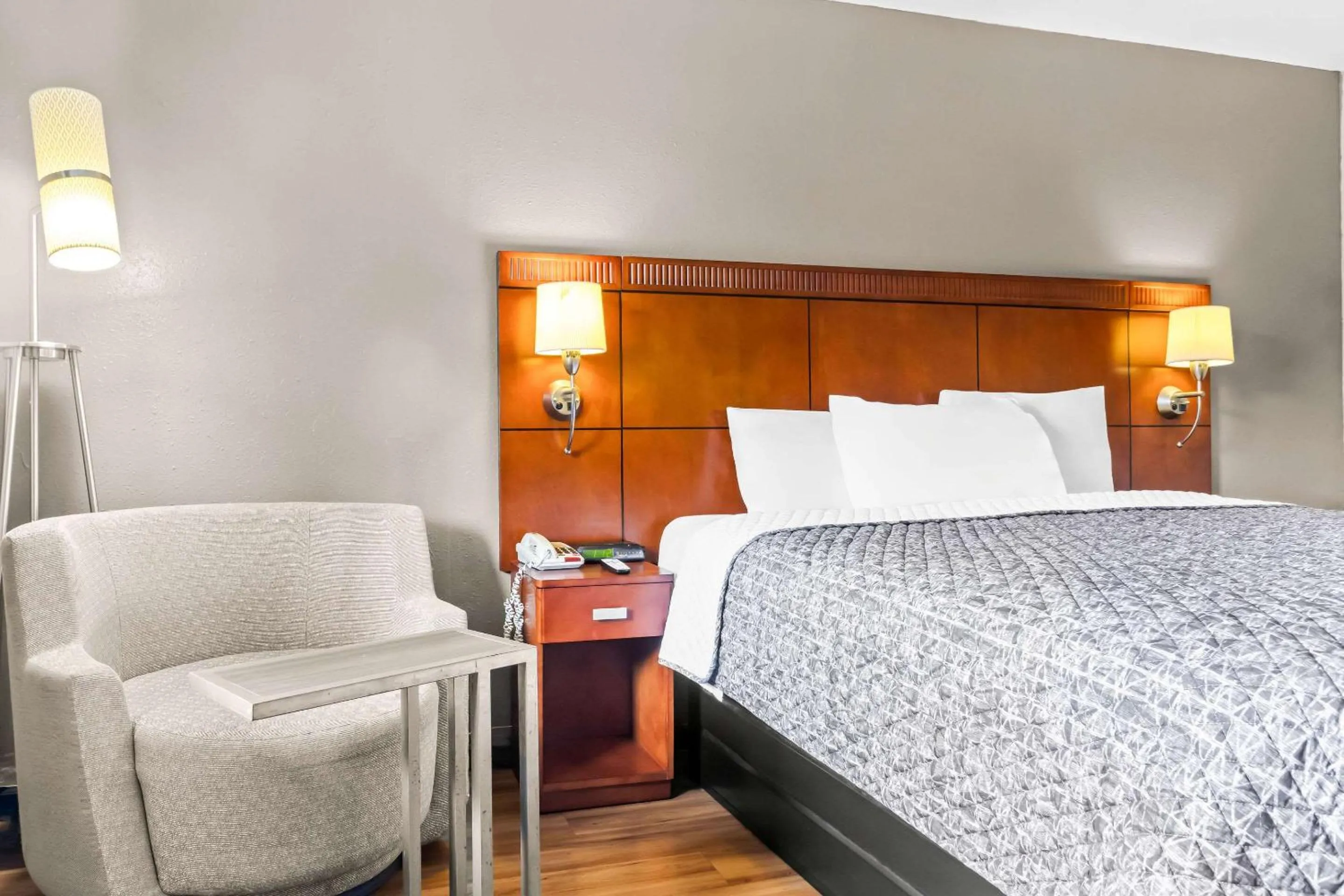 Bedroom, Bed in Rodeway Inn Lexington West