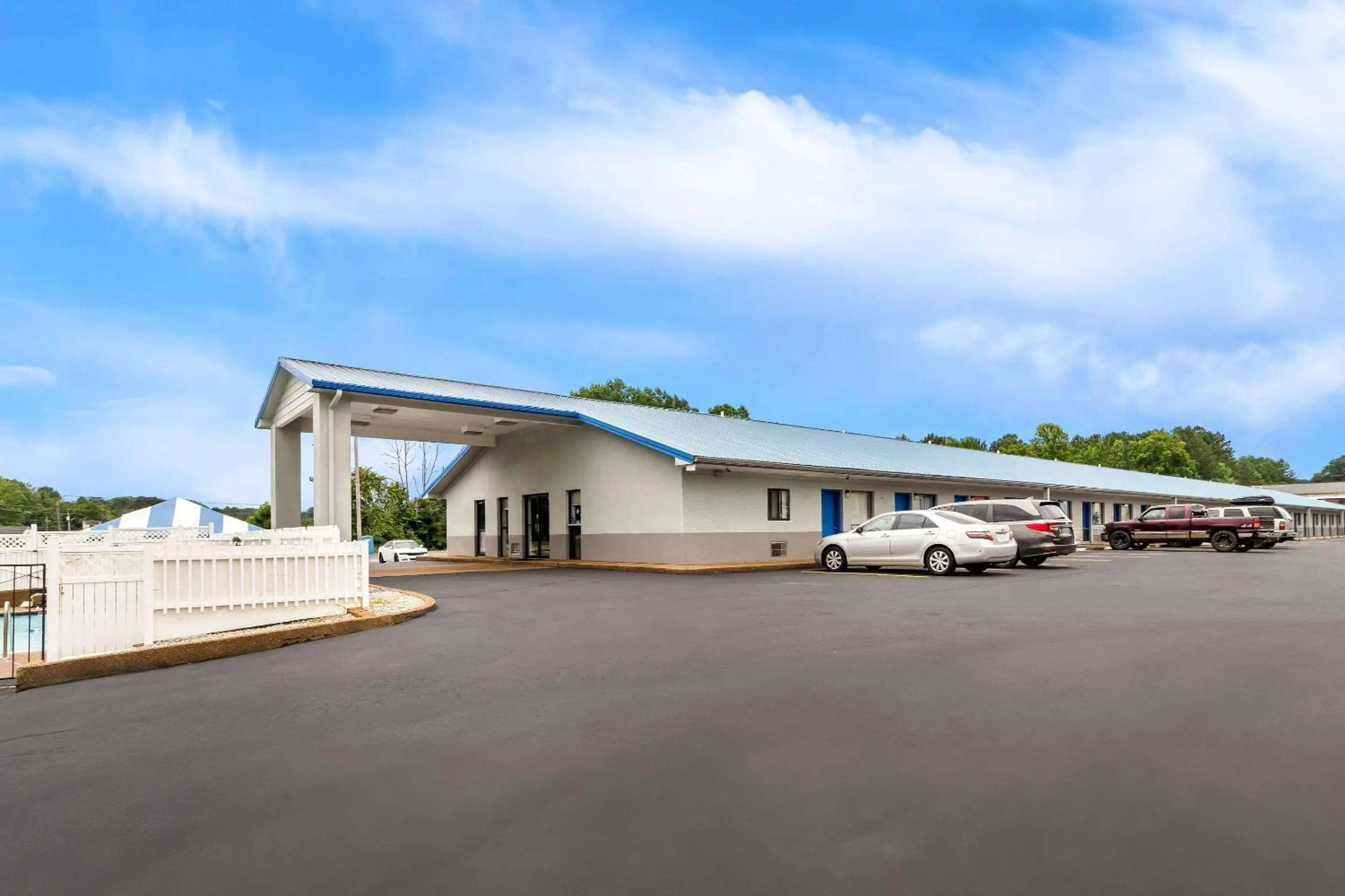 Property building in Rodeway Inn Lexington West