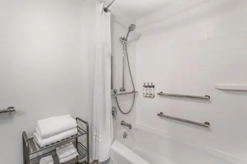 Holiday Inn Knoxville N - Merchant Drive by IHG