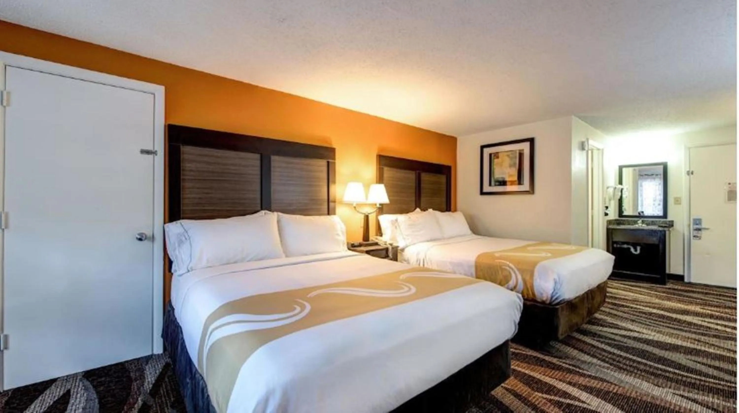 Bed in Quality Inn Creekside - Downtown Gatlinburg