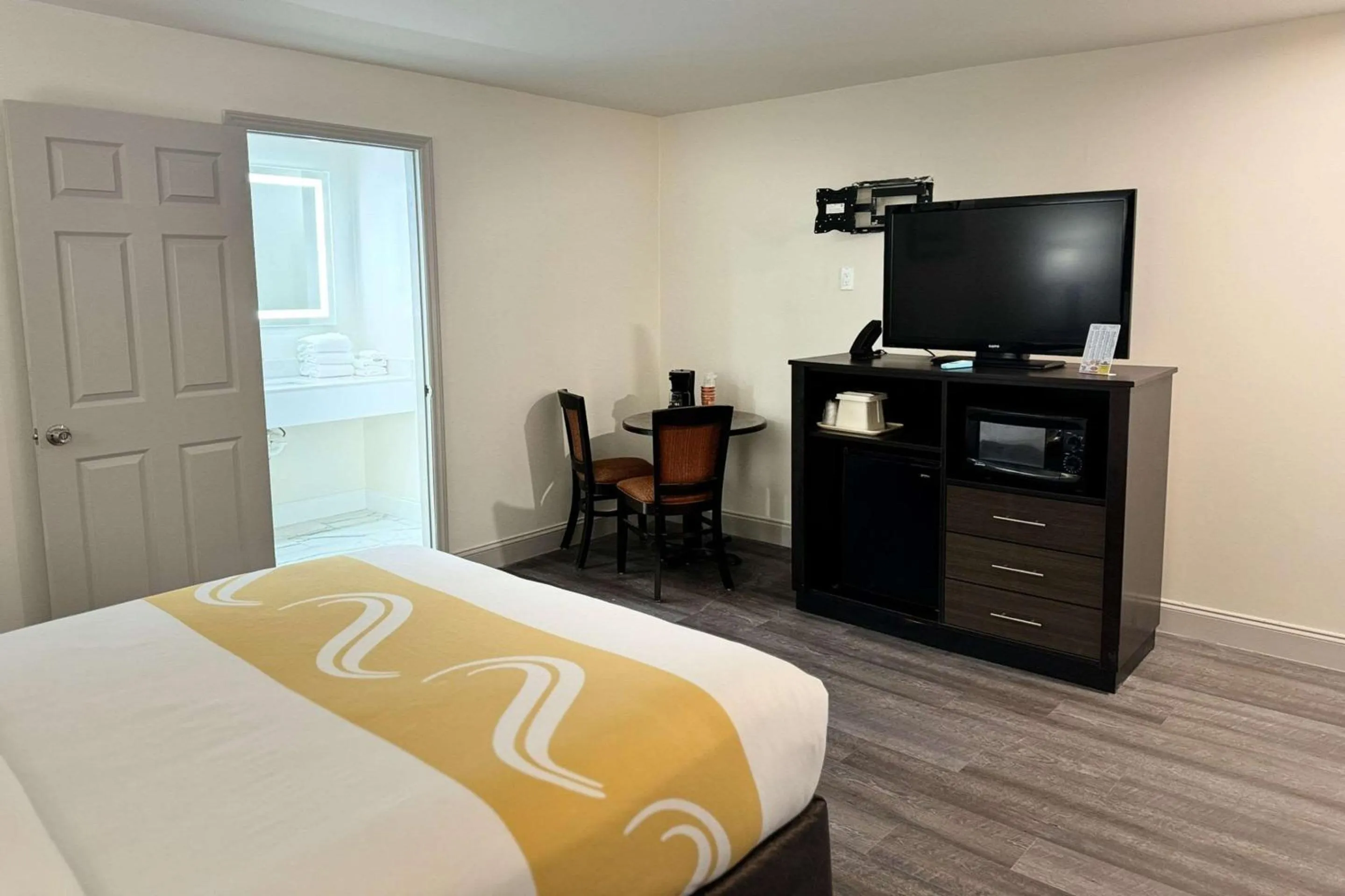 Bedroom, Bed in Quality Inn Creekside - Downtown Gatlinburg