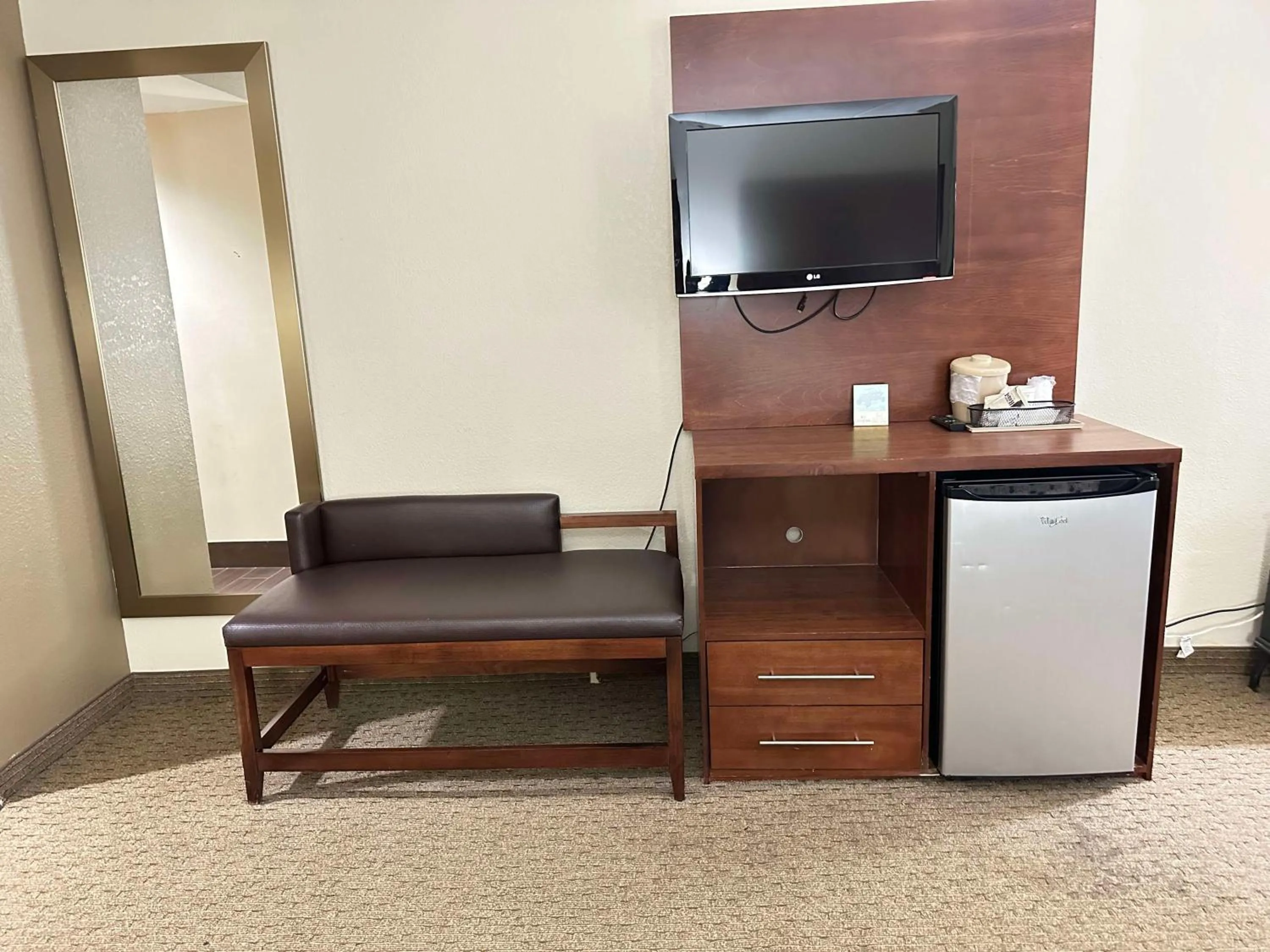 Bedroom in Vista Suites Near Island and Leconte Convention Center