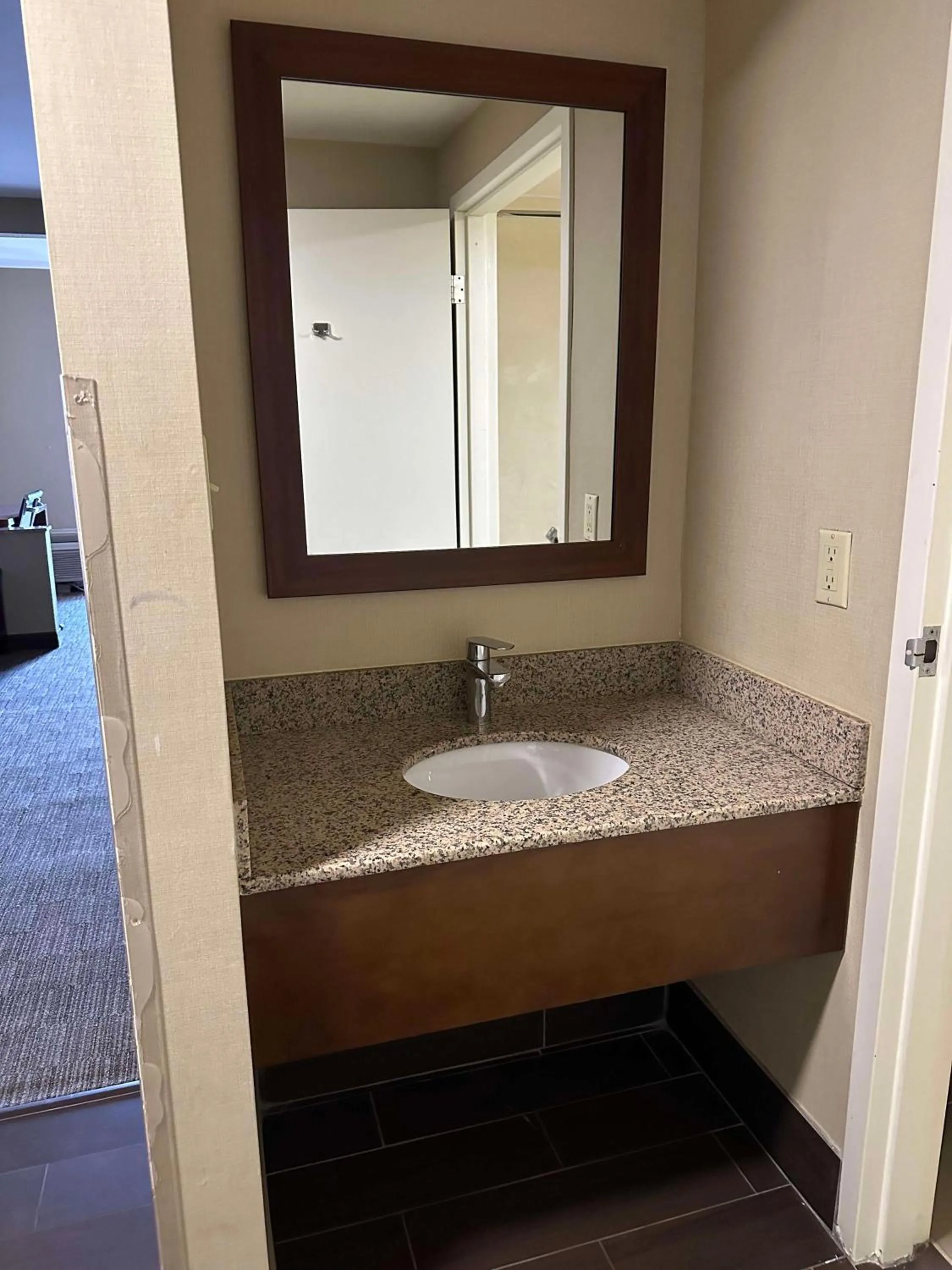 Bedroom in Vista Suites Near Island and Leconte Convention Center