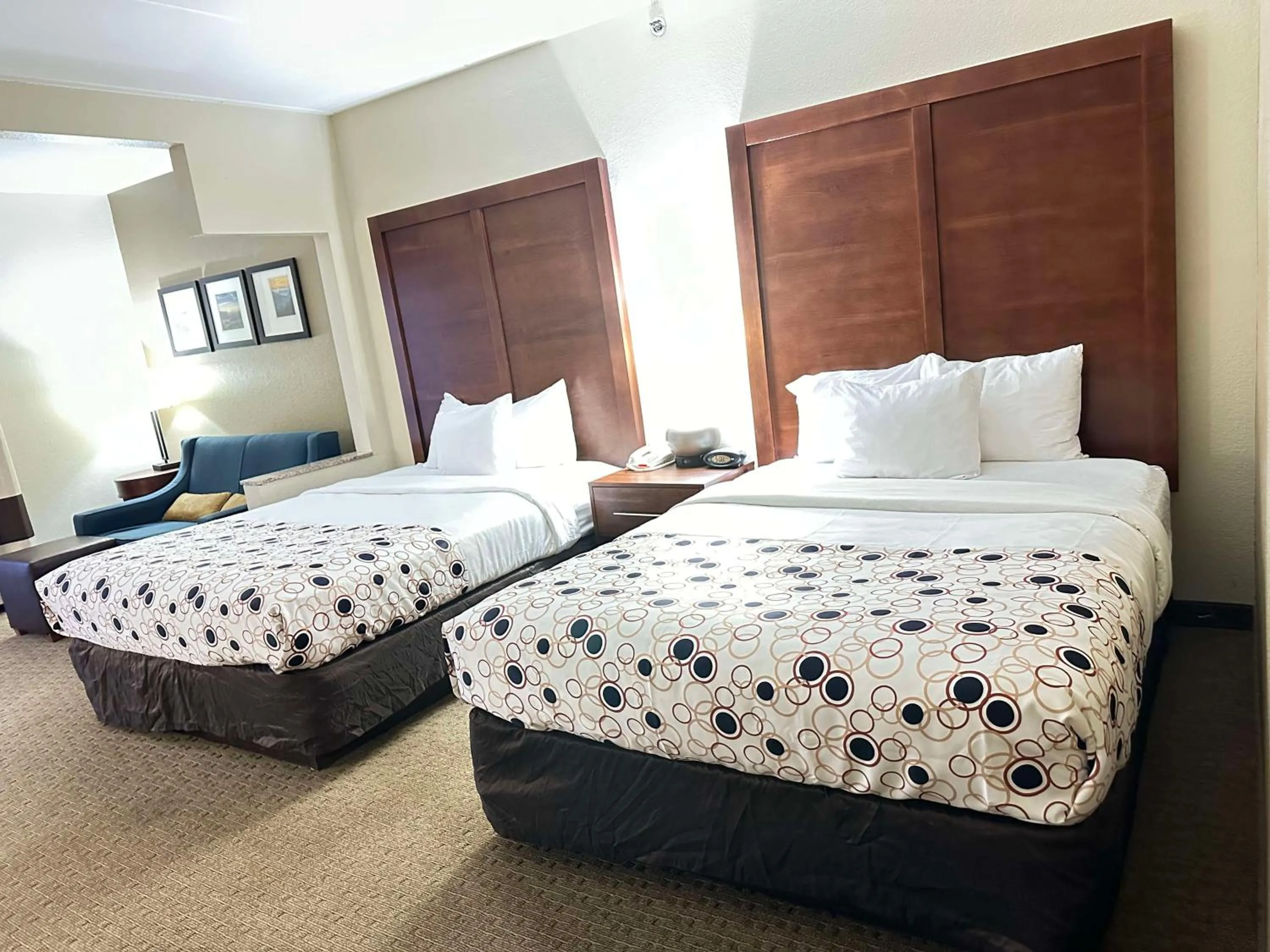 Bedroom, Bed in Vista Suites Near Island and Leconte Convention Center