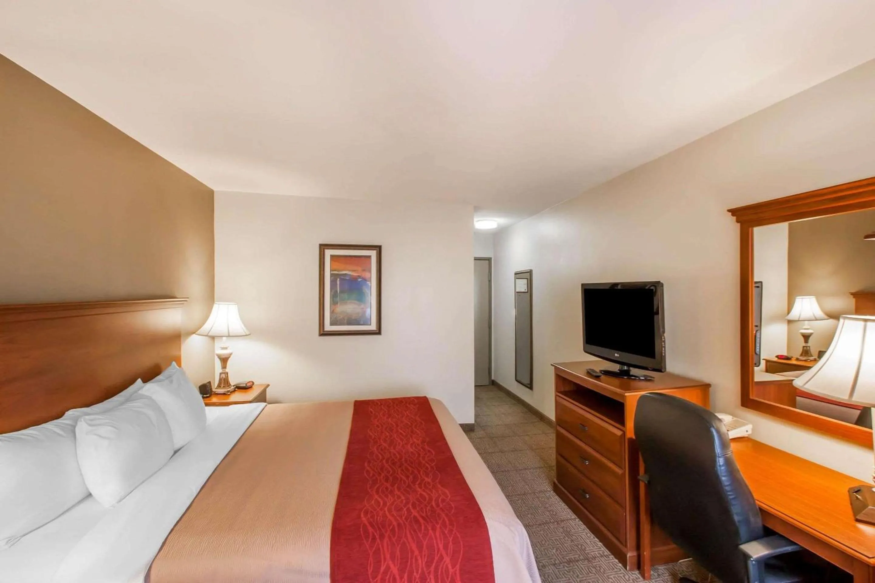 Photo of the whole room, Bed in Quality Inn & Suites Germantown North