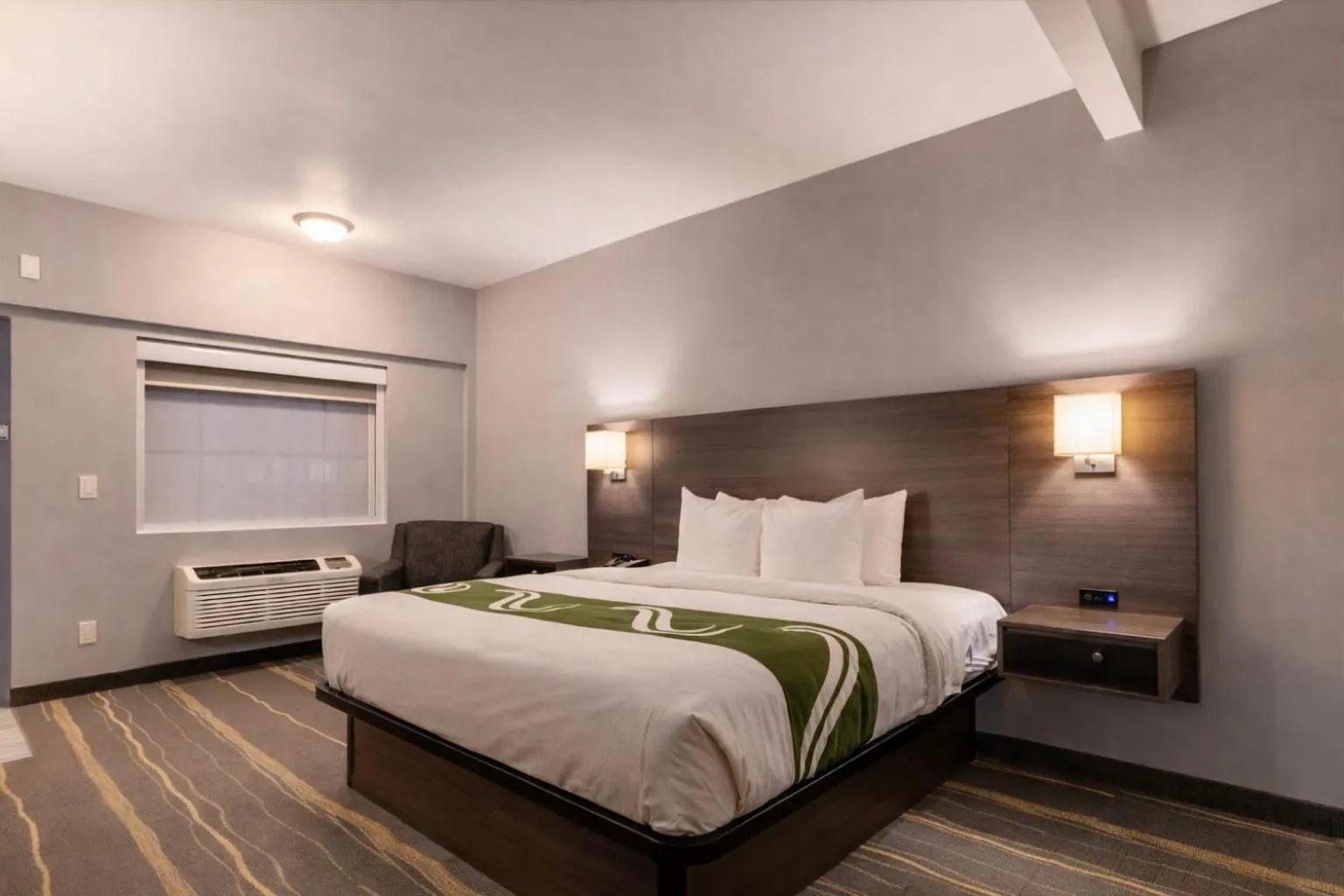 Photo of the whole room, Bed in Quality Inn Kodak Sevierville