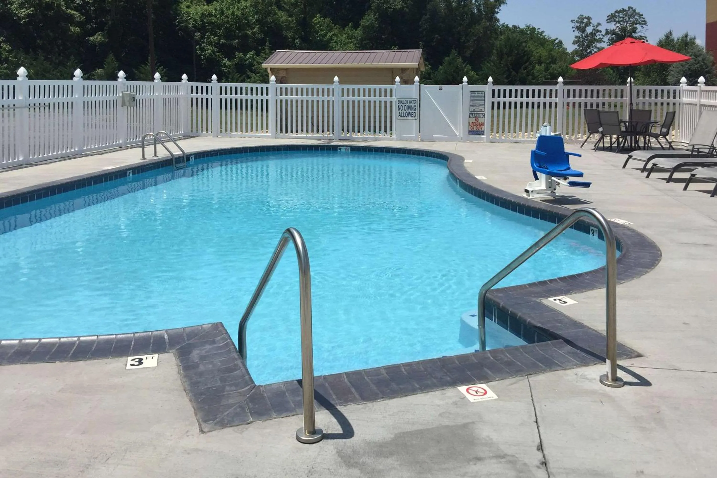 Swimming pool in Quality Inn Kodak Sevierville