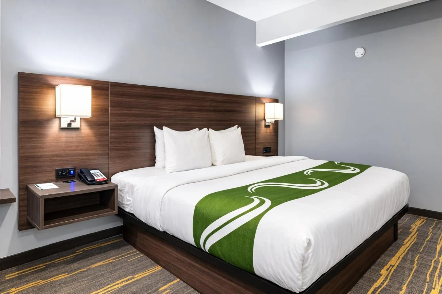 Bed in Quality Inn Kodak Sevierville