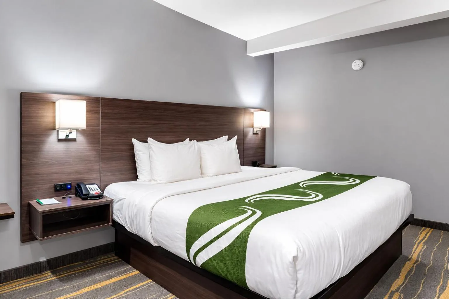 Bed in Quality Inn Kodak Sevierville