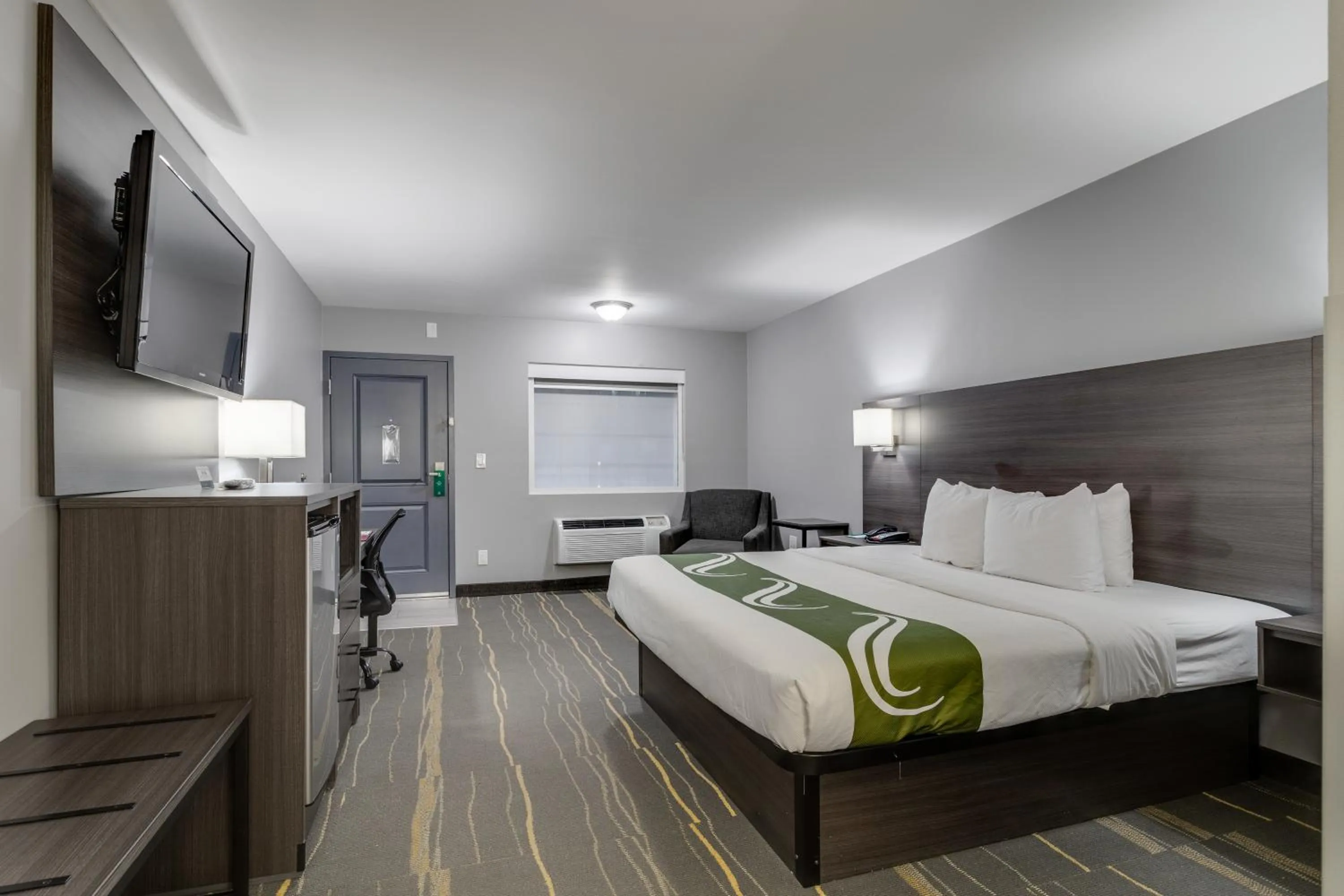 Bed in Quality Inn Kodak Sevierville