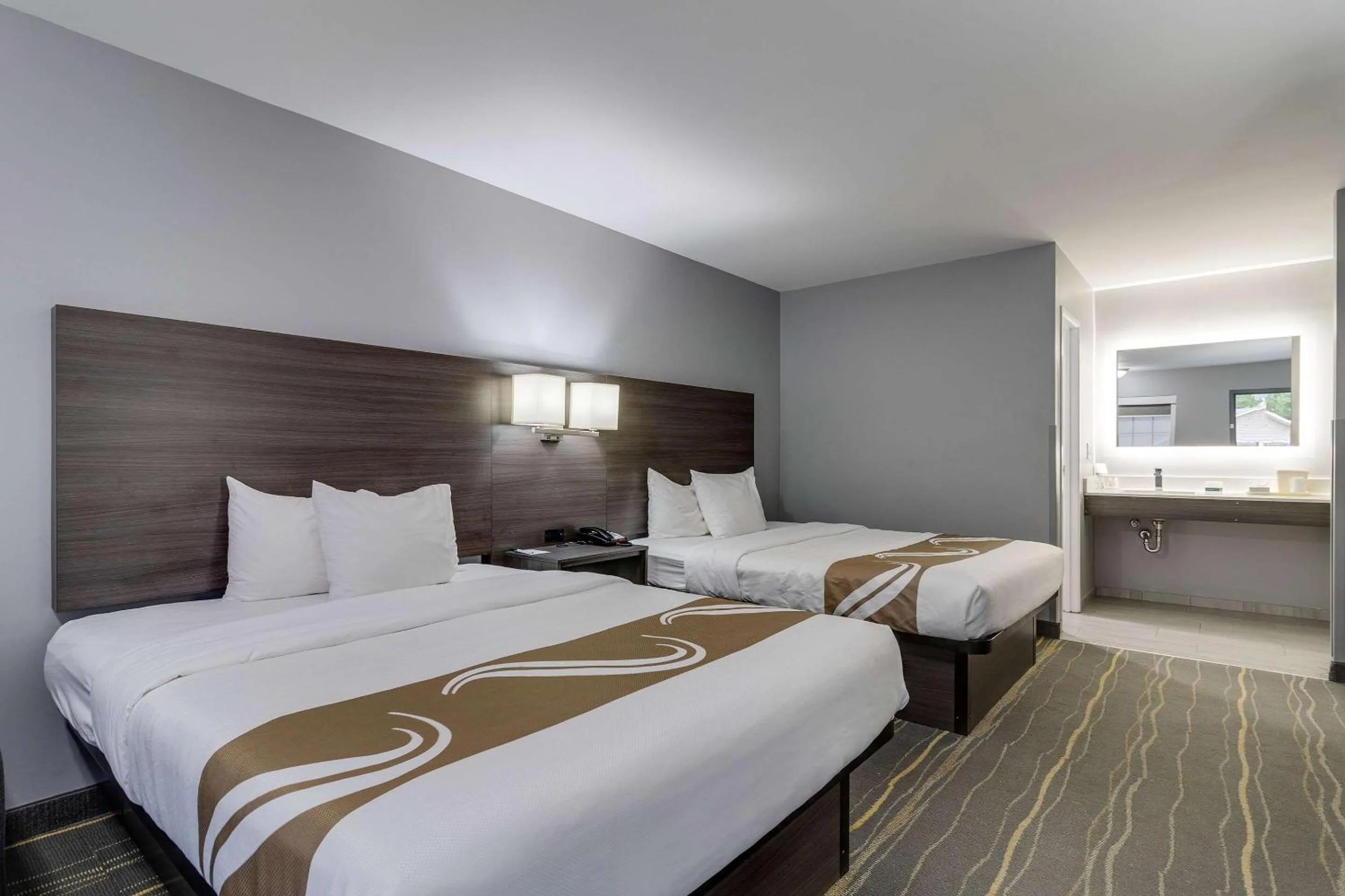 Photo of the whole room, Bed in Quality Inn Kodak Sevierville