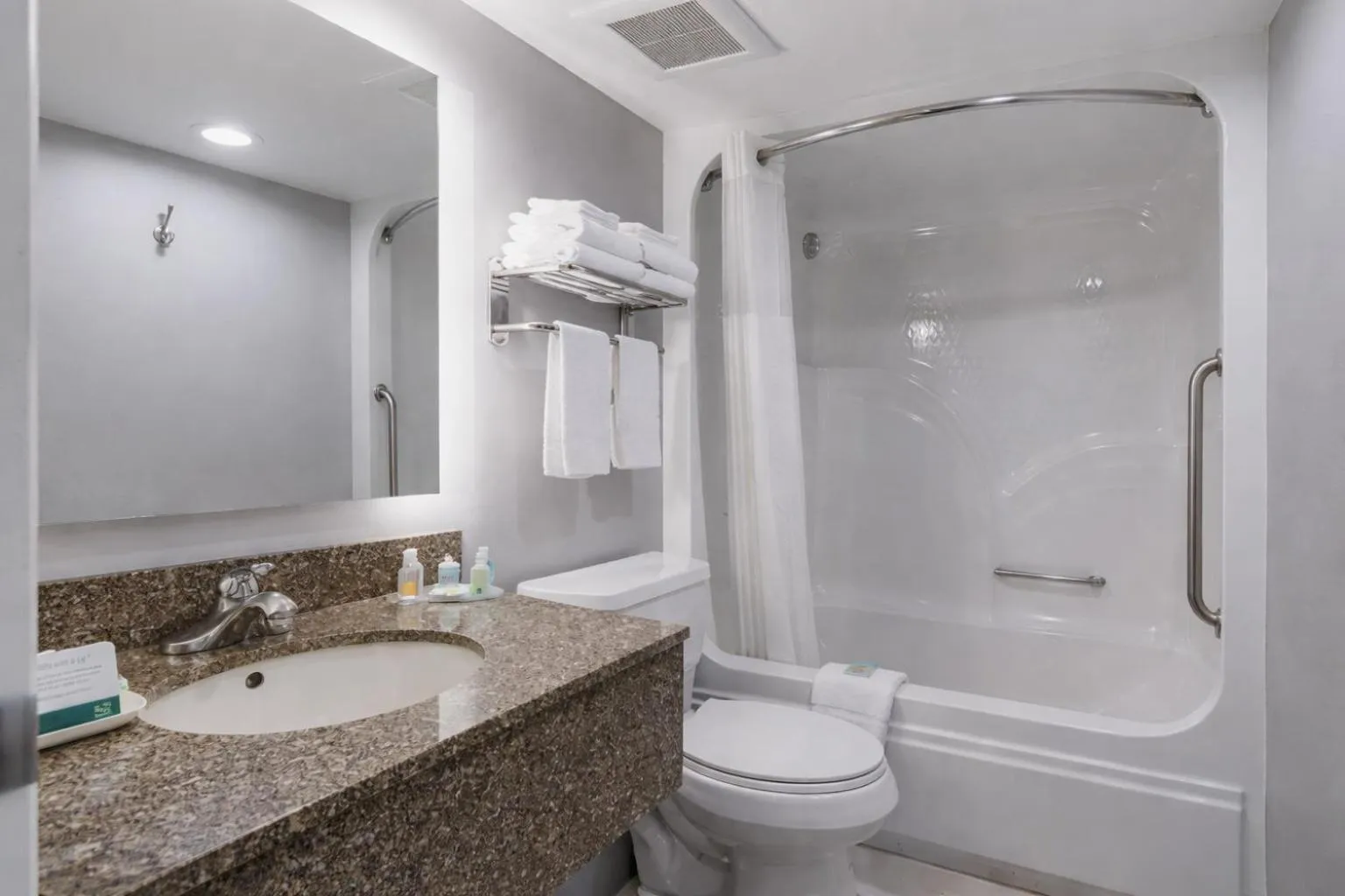 Bathroom in Quality Inn Kodak Sevierville