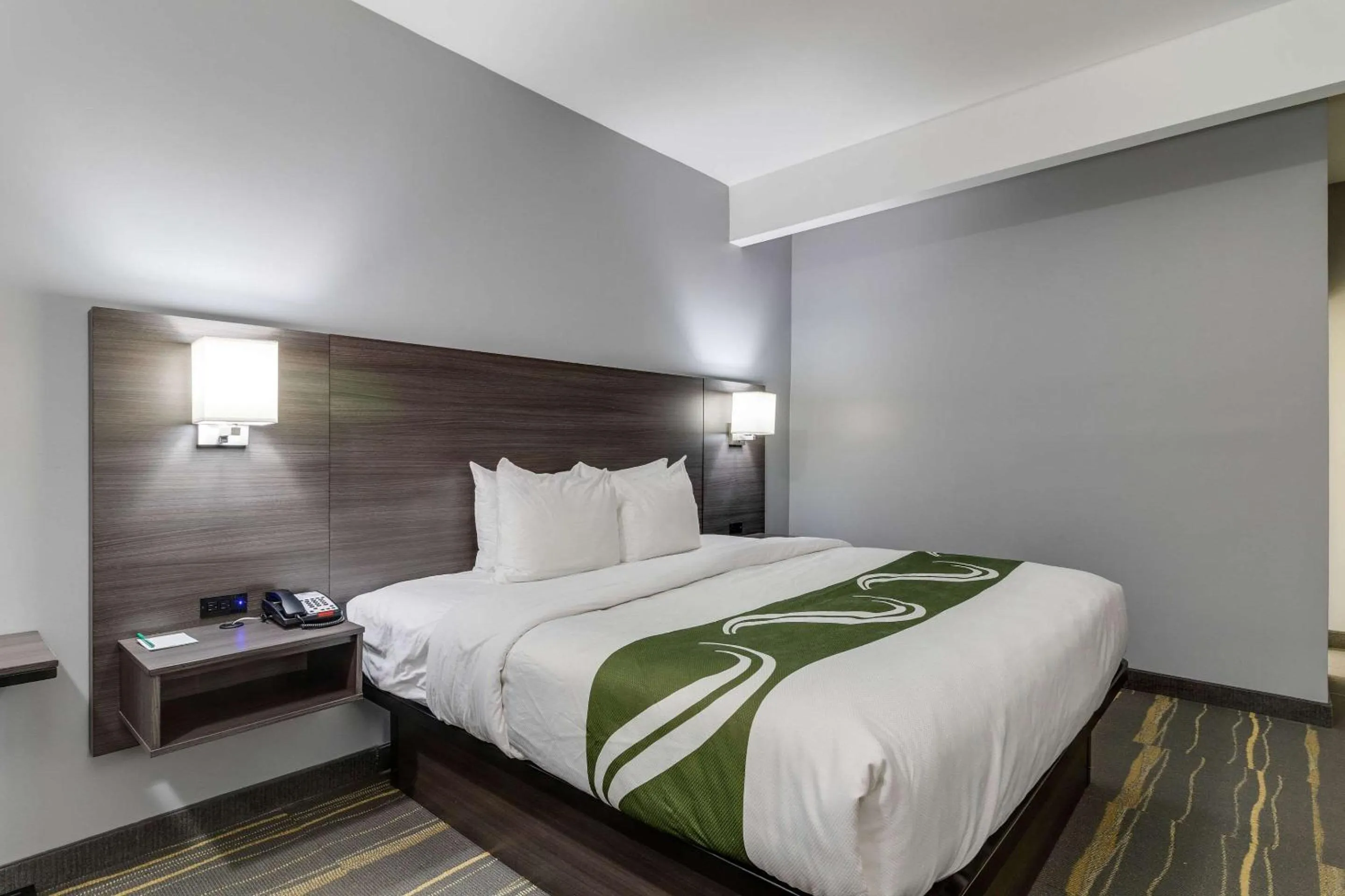 Photo of the whole room, Bed in Quality Inn Kodak Sevierville