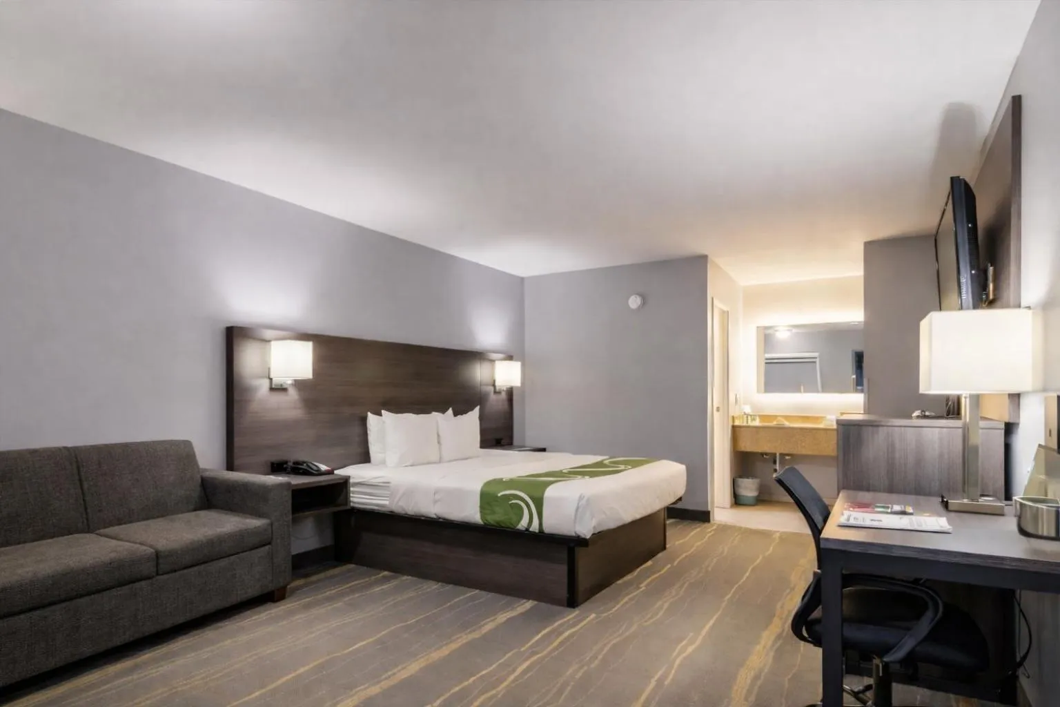 Living room, Bed in Quality Inn Kodak Sevierville