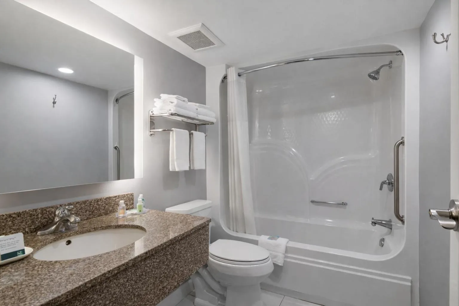 Bathroom in Quality Inn Kodak Sevierville