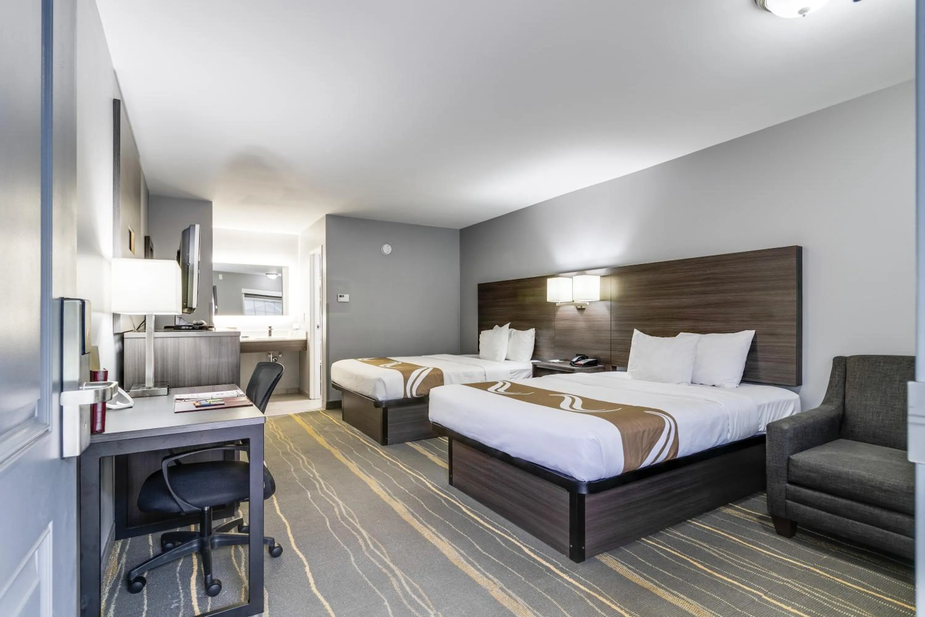 Photo of the whole room, Bed in Quality Inn Kodak Sevierville