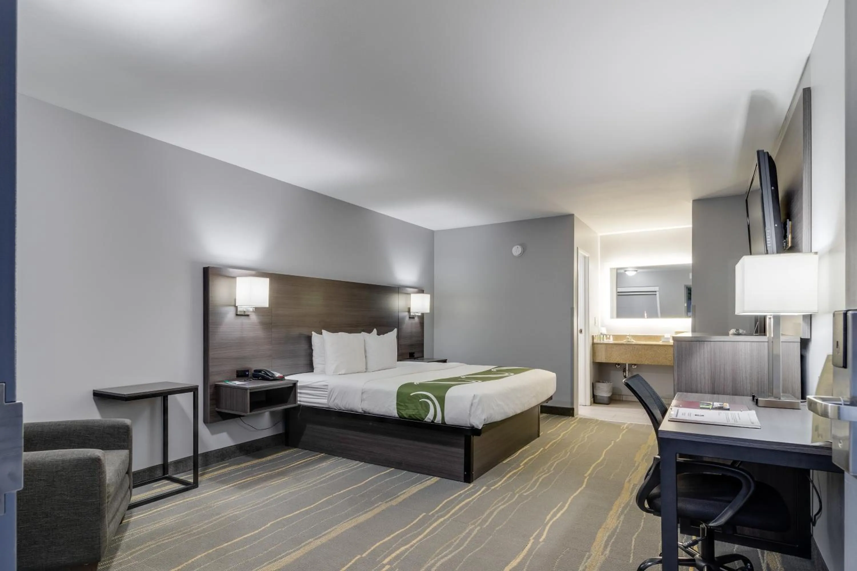 Photo of the whole room, Bed in Quality Inn Kodak Sevierville