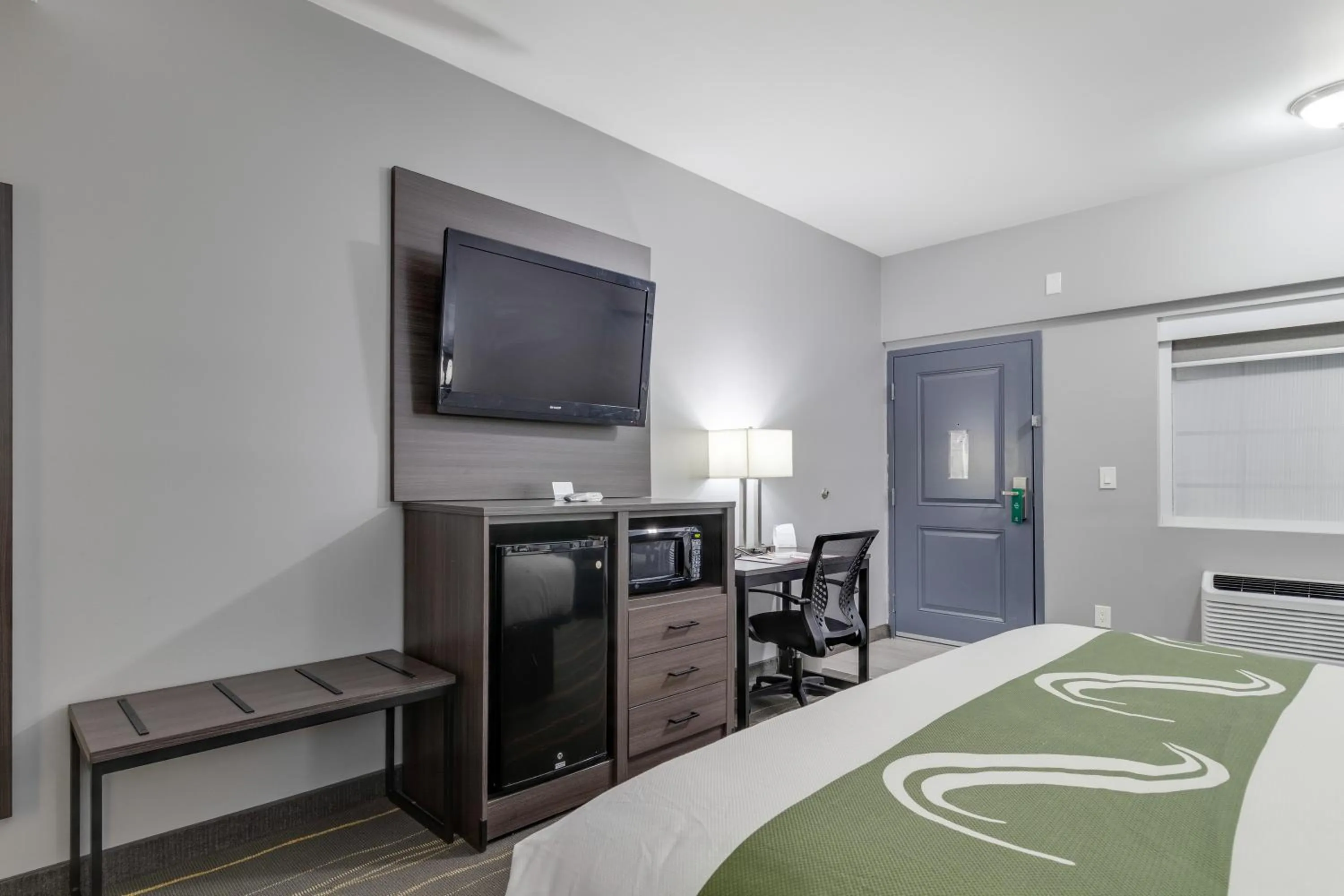 Bed in Quality Inn Kodak Sevierville