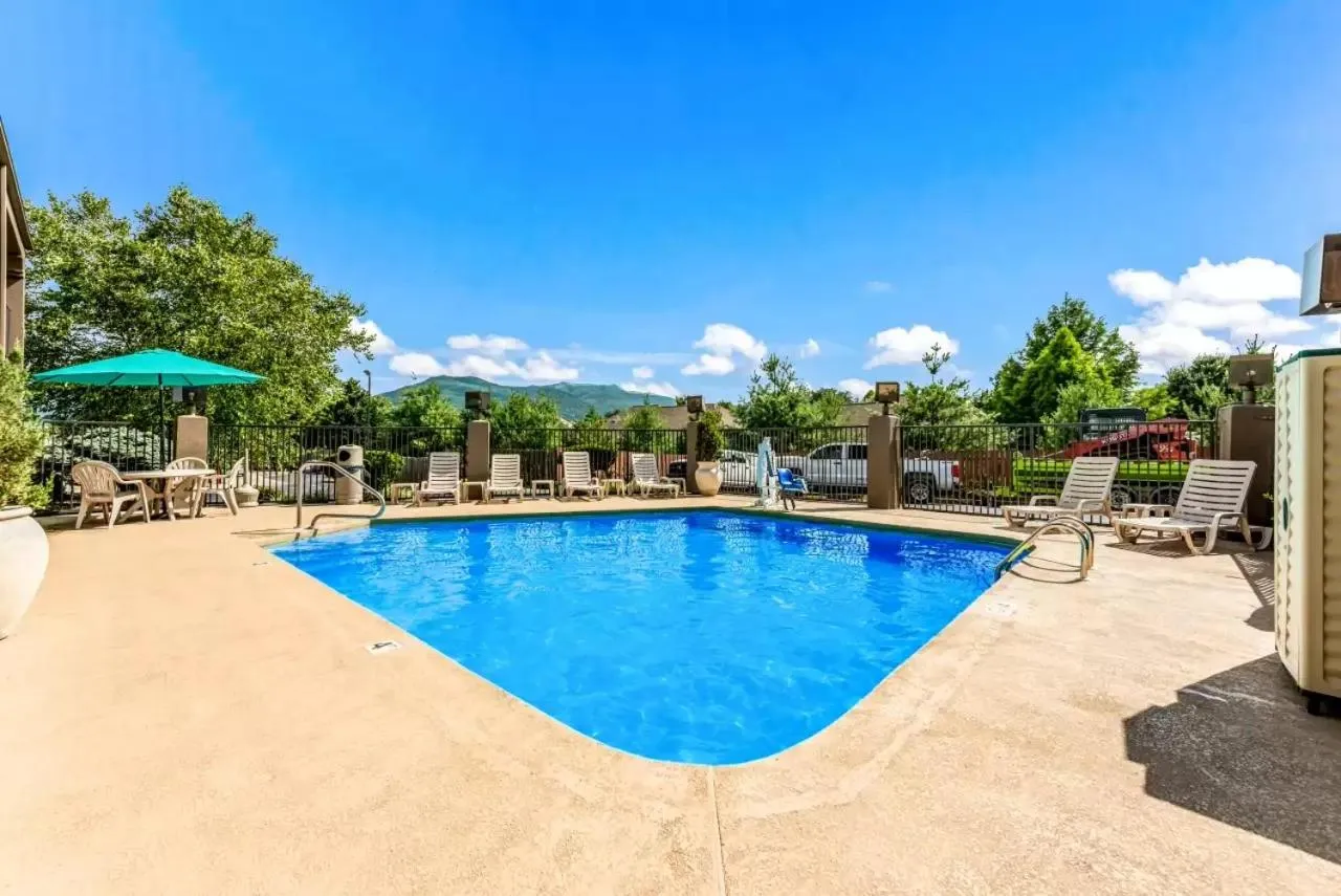 Swimming pool in Quality Inn Downtown