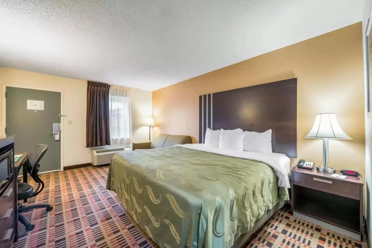 Bed in Quality Inn Downtown