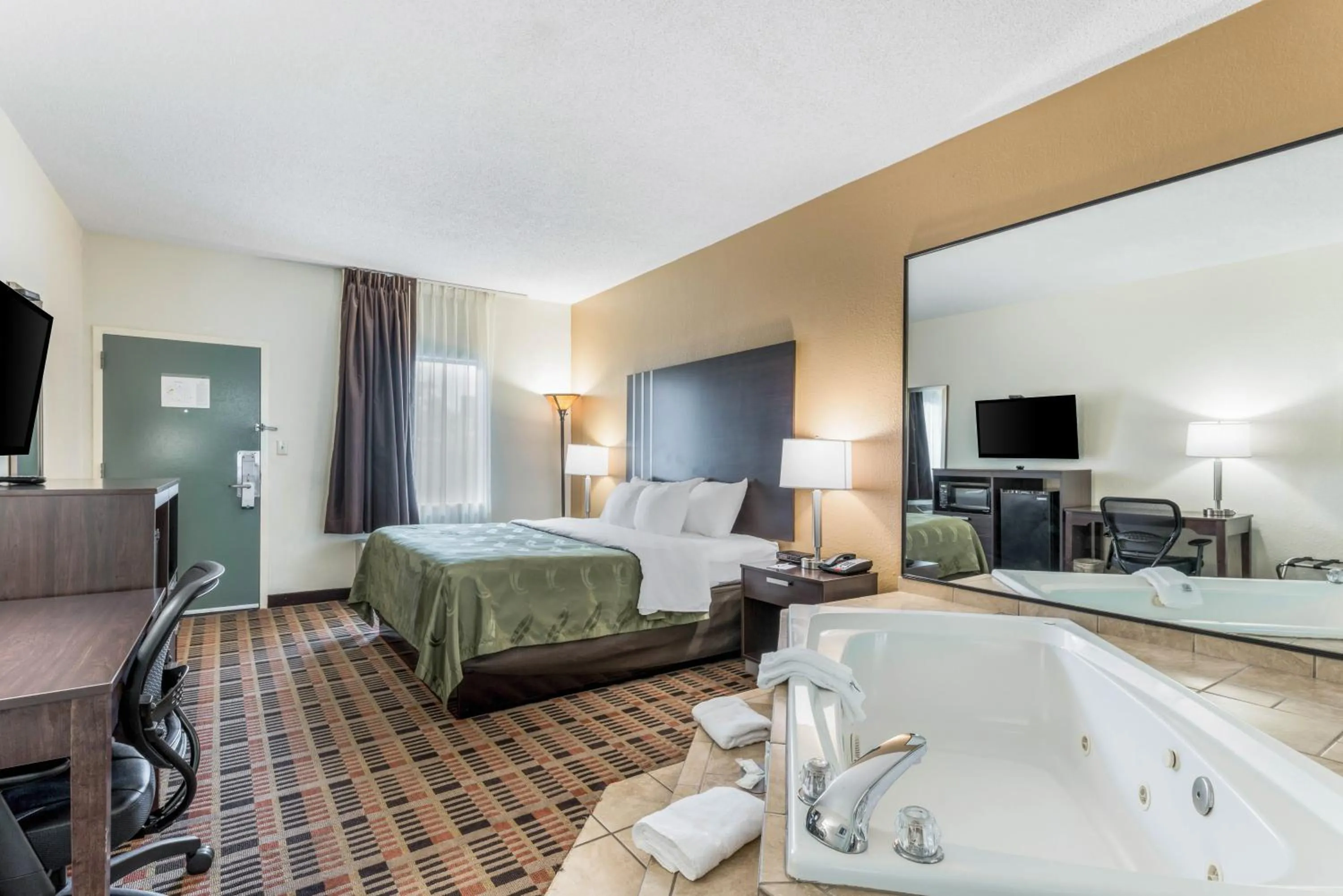 Photo of the whole room, Bed in Quality Inn Downtown