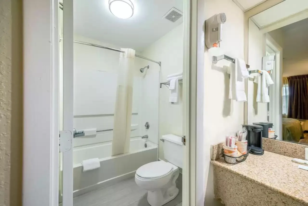 Shower in Quality Inn Downtown