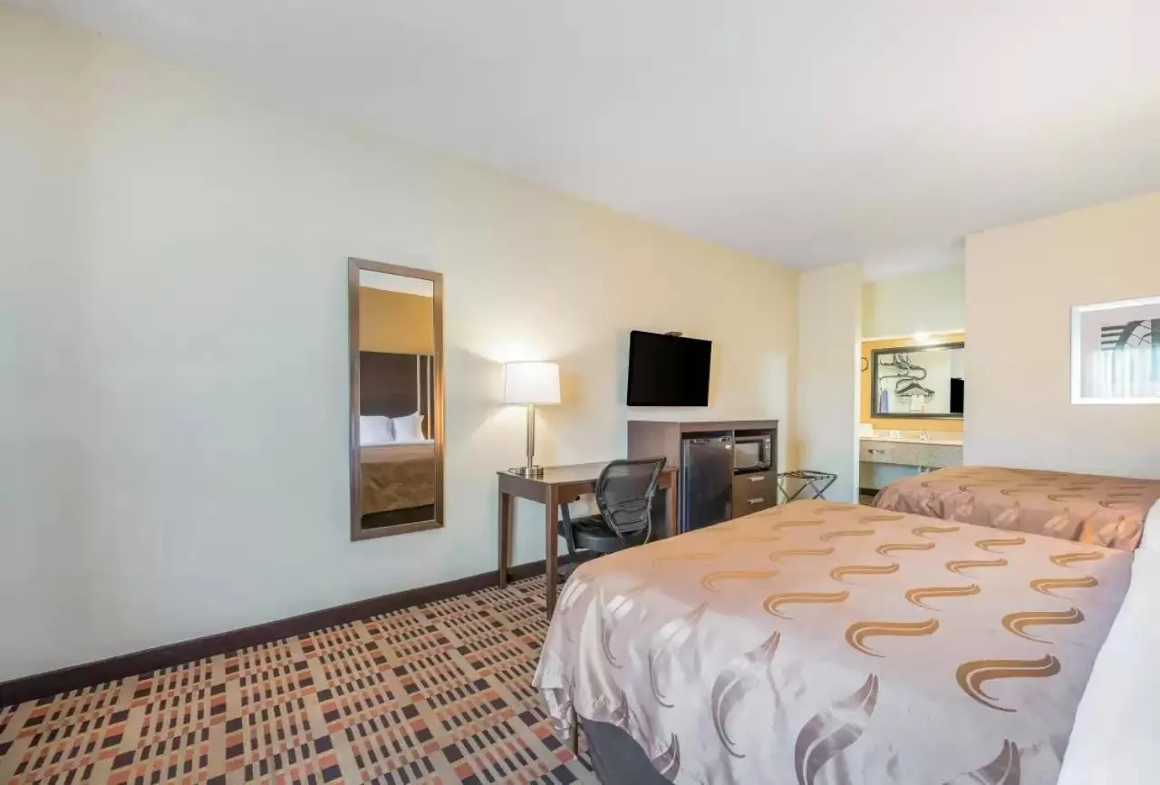 Bed in Quality Inn Downtown