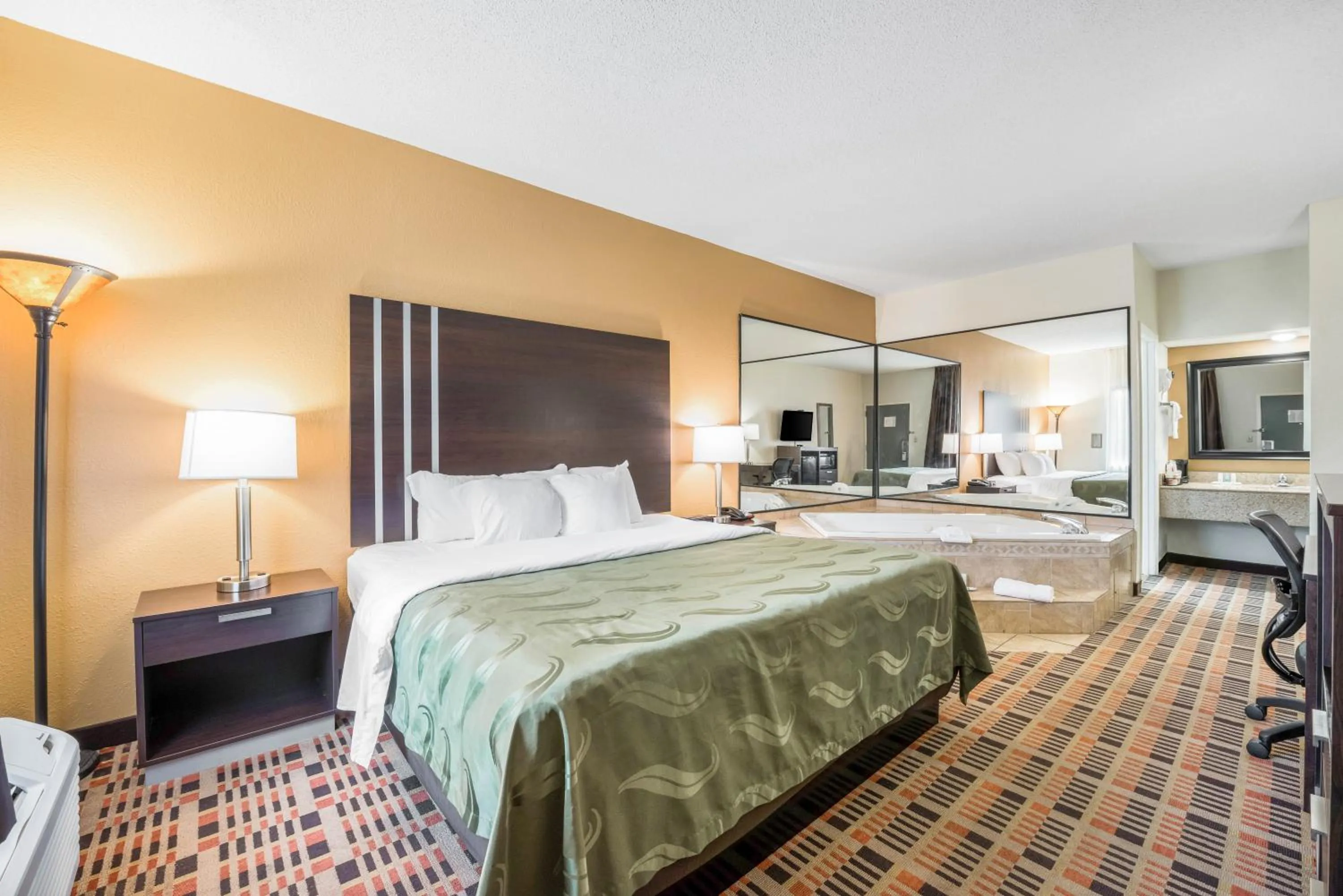 Photo of the whole room, Bed in Quality Inn Downtown