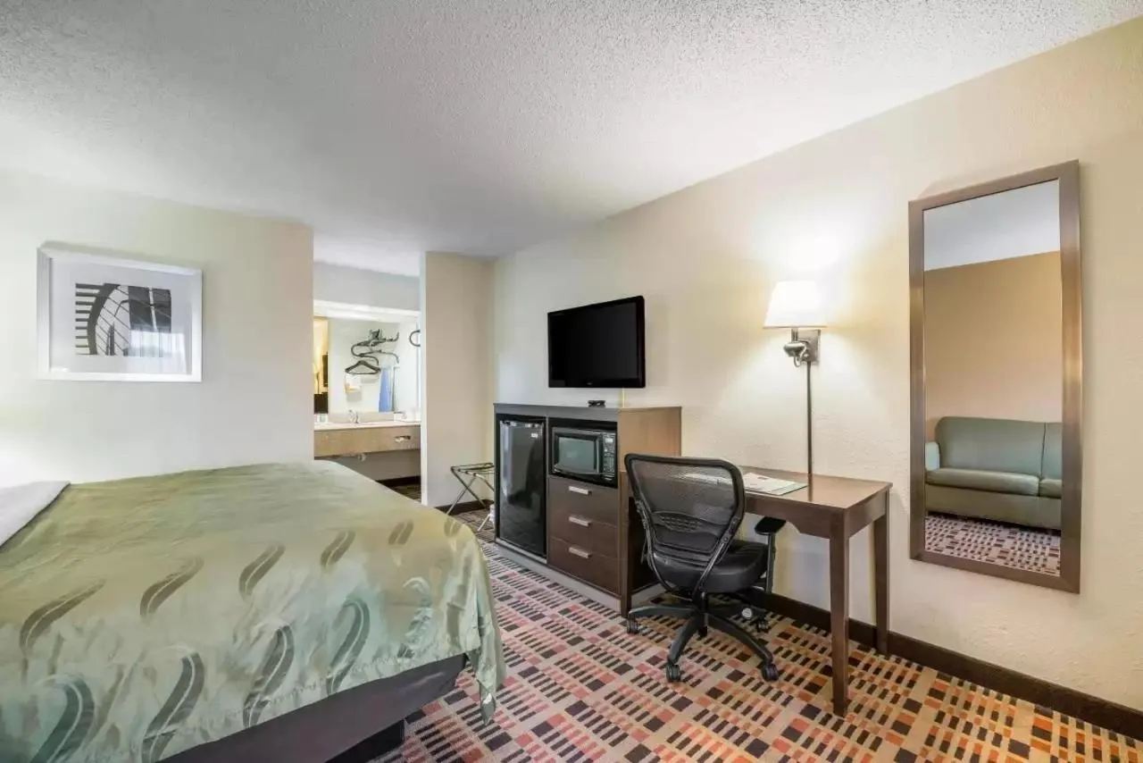 TV and multimedia, Bed in Quality Inn Downtown