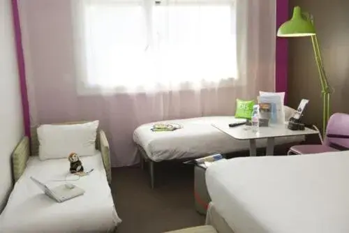Standard Room with One Double Bed and Two Single Beds in Ibis Styles Annemasse Genève Standard Room with One Double Bed and Two Single Beds in Ibis Styles Annemasse Genève