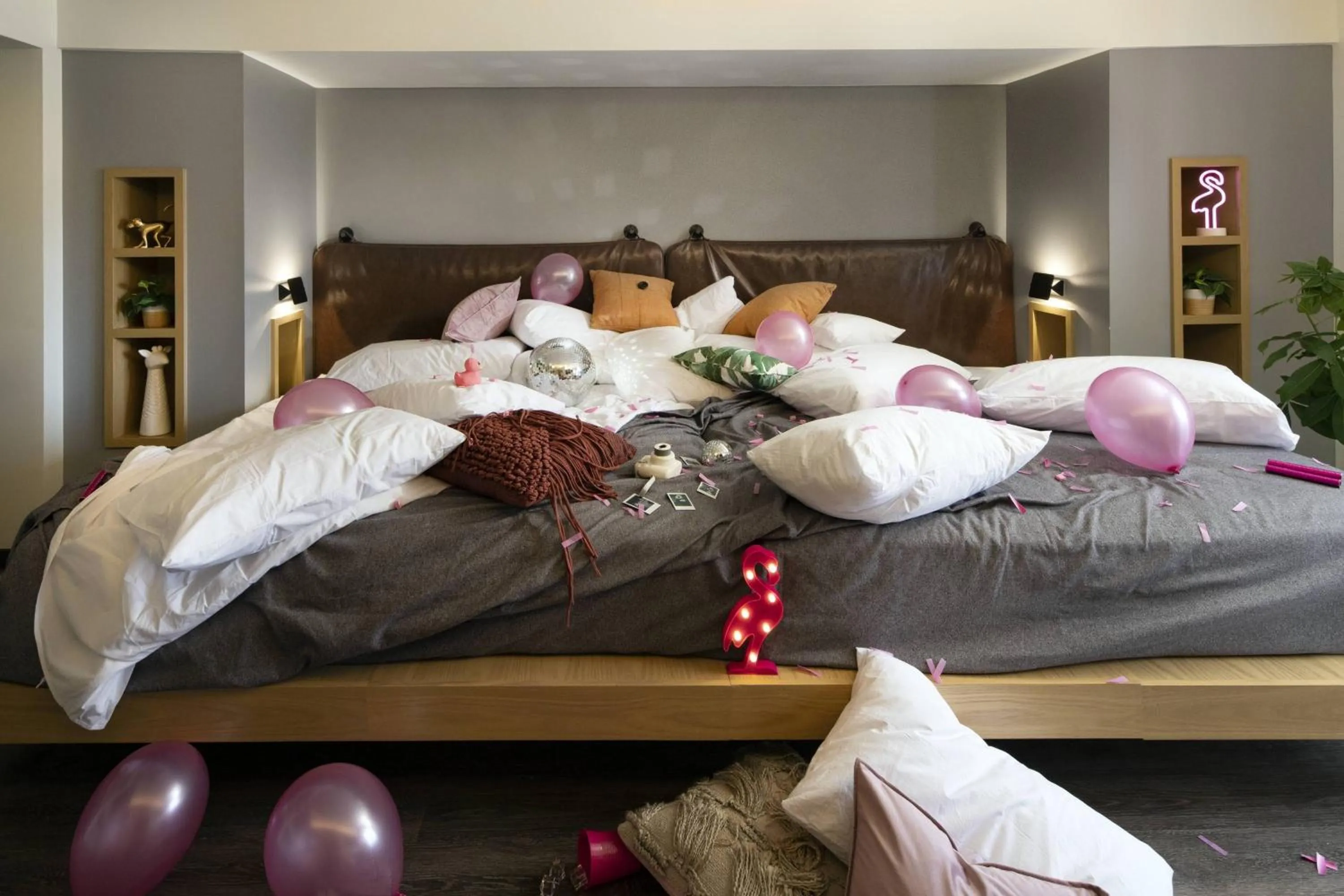 Photo of the whole room, Bed in MOXY Memphis Downtown