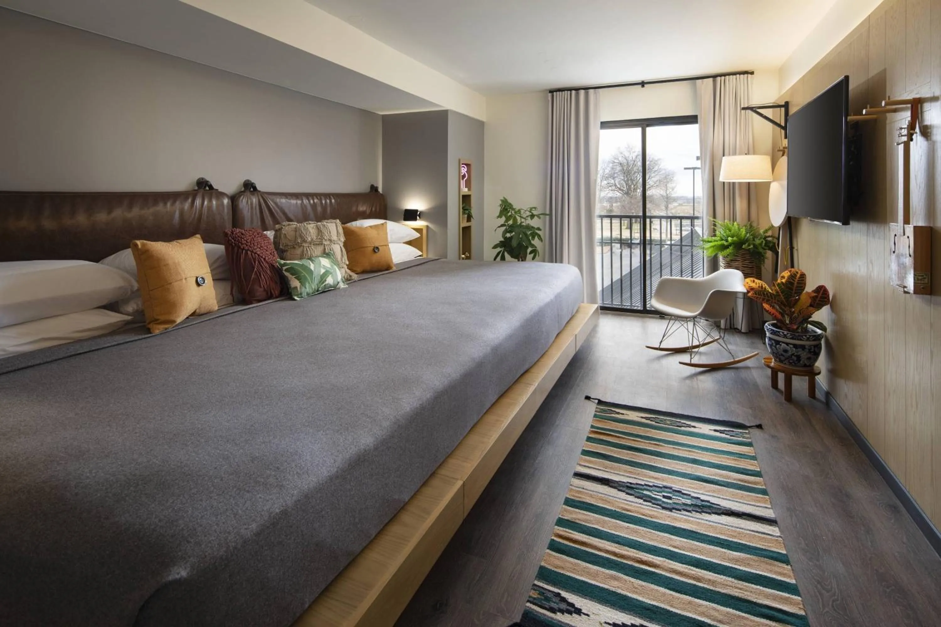 Photo of the whole room, Bed in MOXY Memphis Downtown