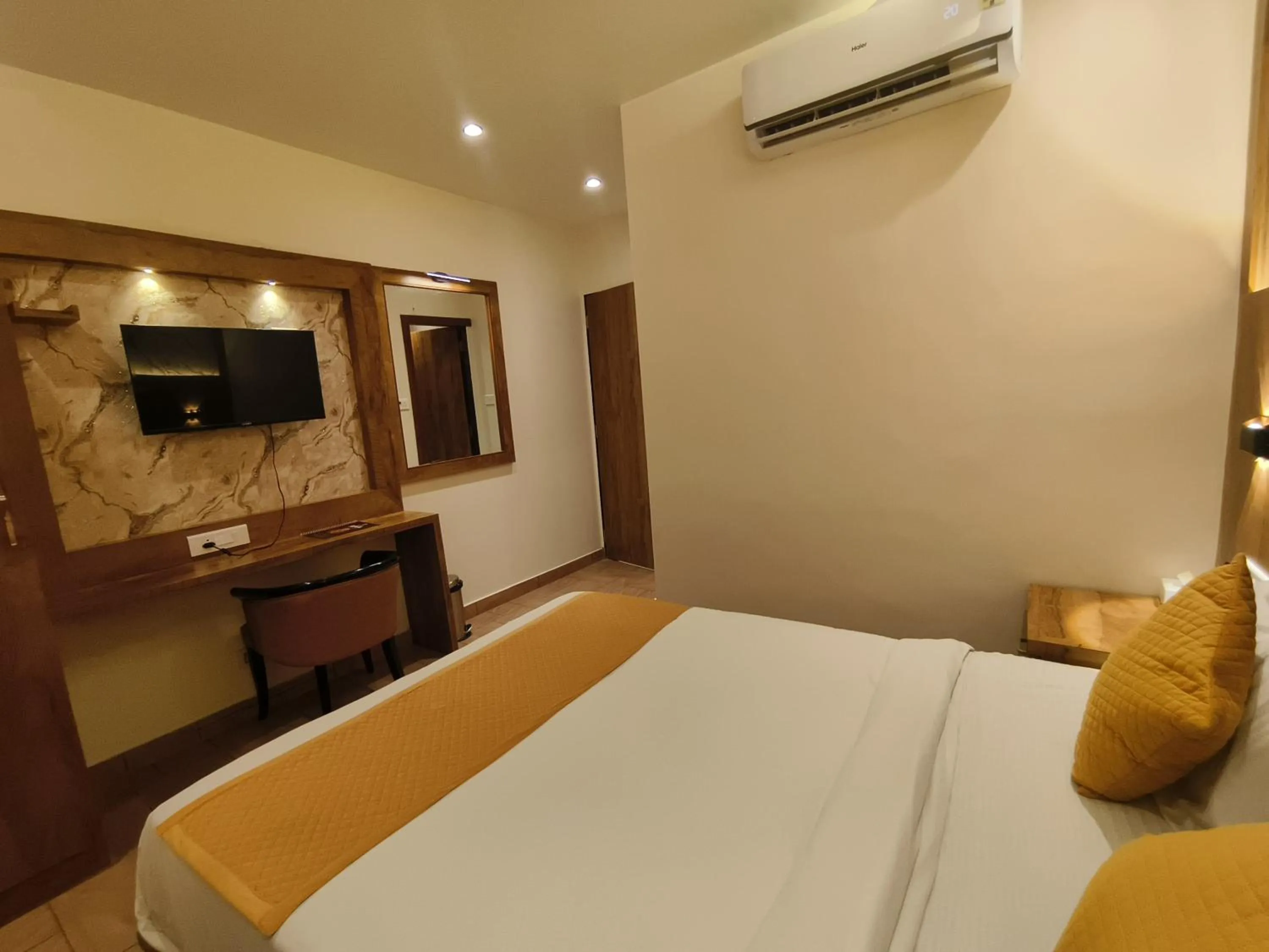 Communal lounge/ TV room, Bed in Hotel Riva International Goregaon- Near NESCO
