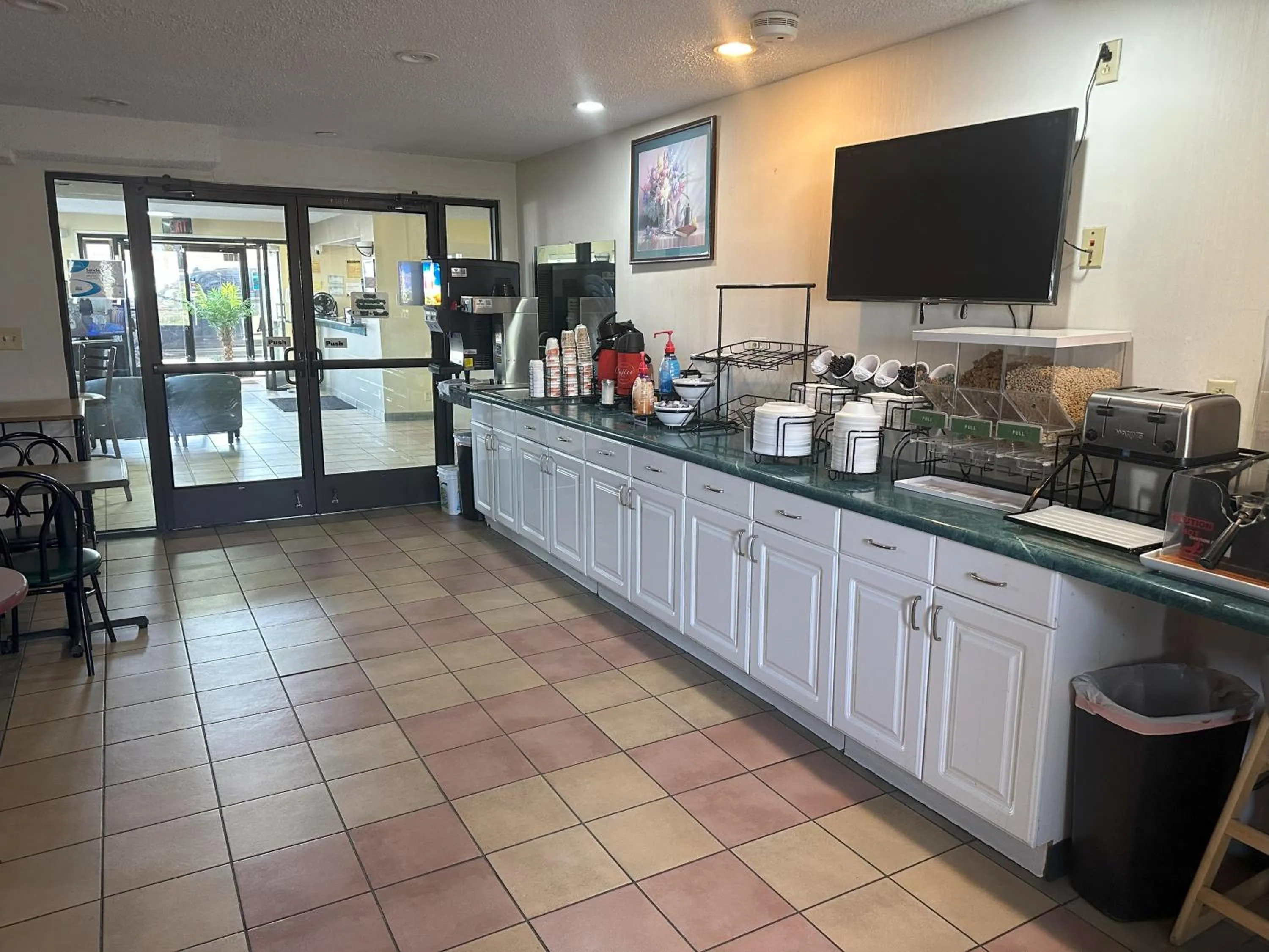 TV and multimedia in Econo Lodge Inn & Suites Southeast