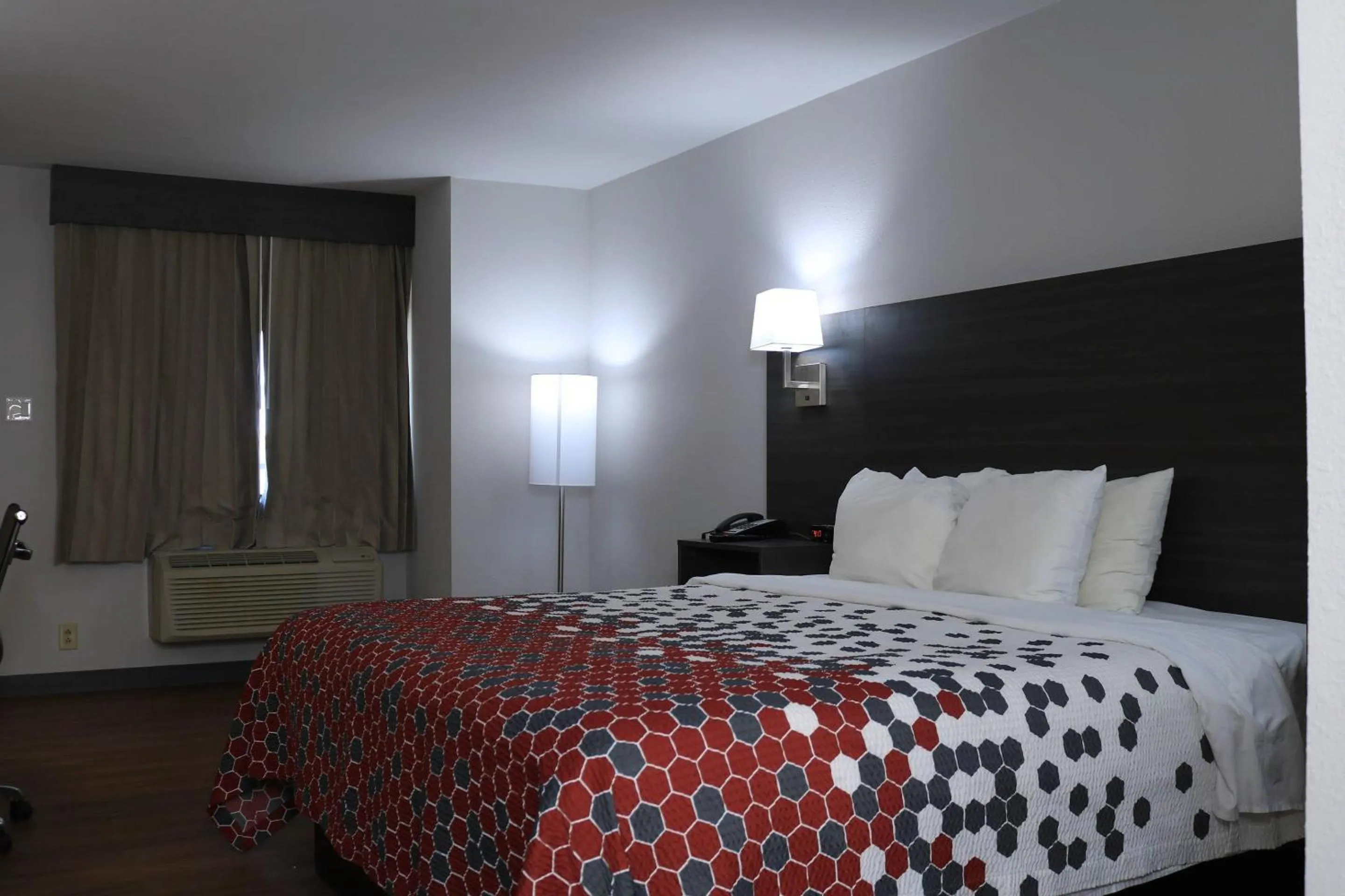 Bedroom, Bed in Econo Lodge Inn & Suites Southeast