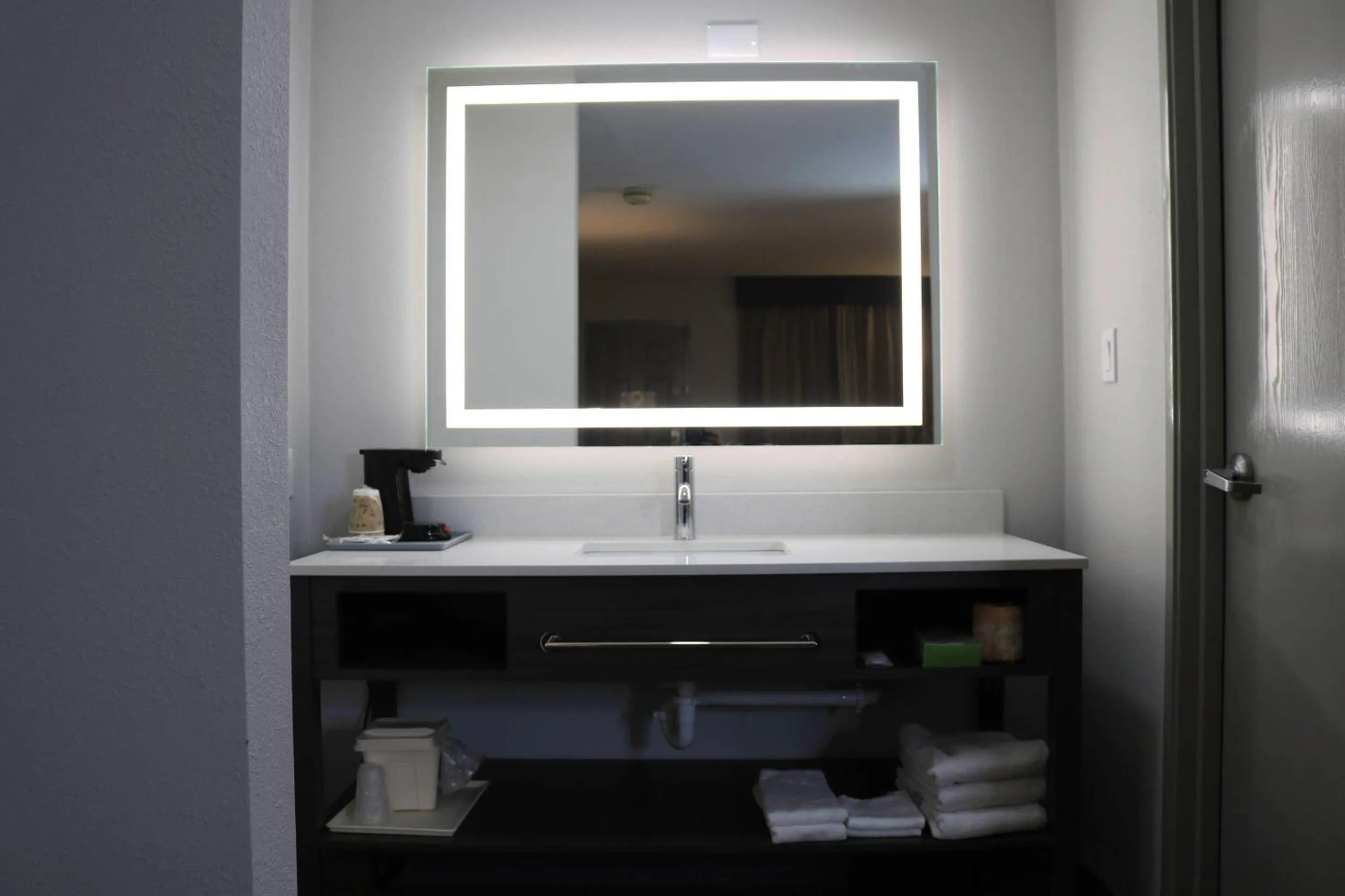 Bedroom in Econo Lodge Inn & Suites Southeast