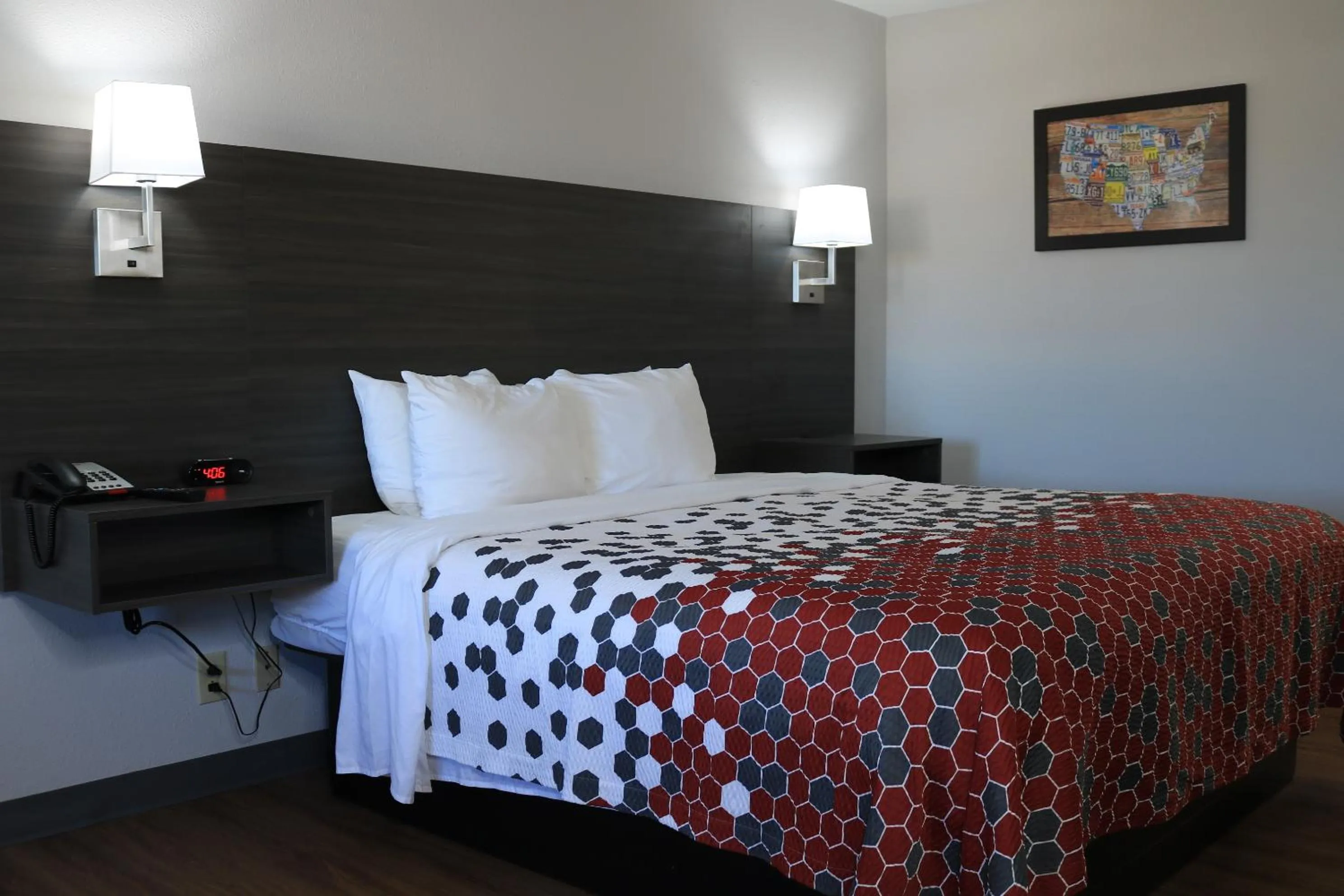 Bed in Econo Lodge Inn & Suites Southeast