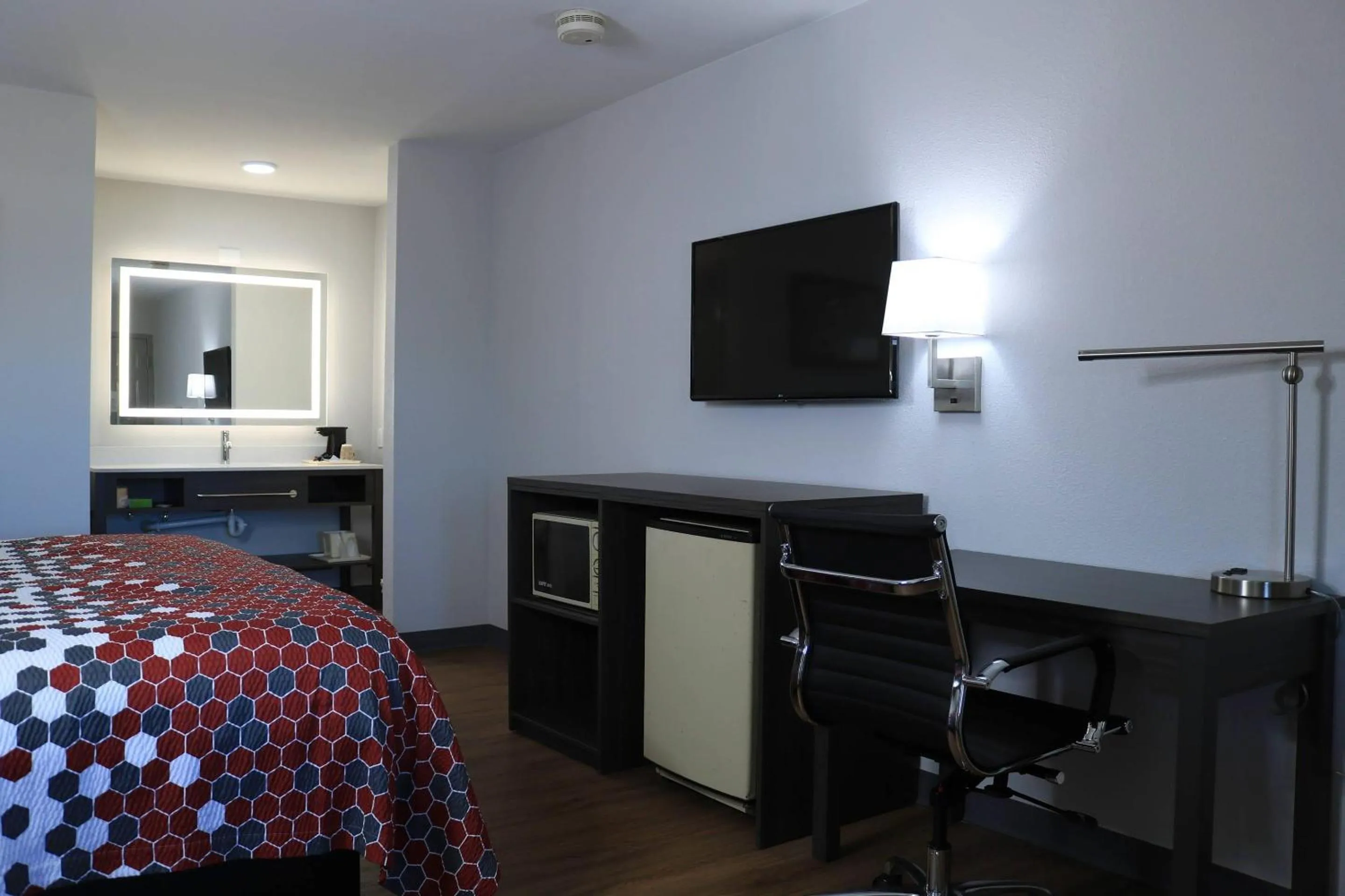 Bedroom, Bed in Econo Lodge Inn & Suites Southeast