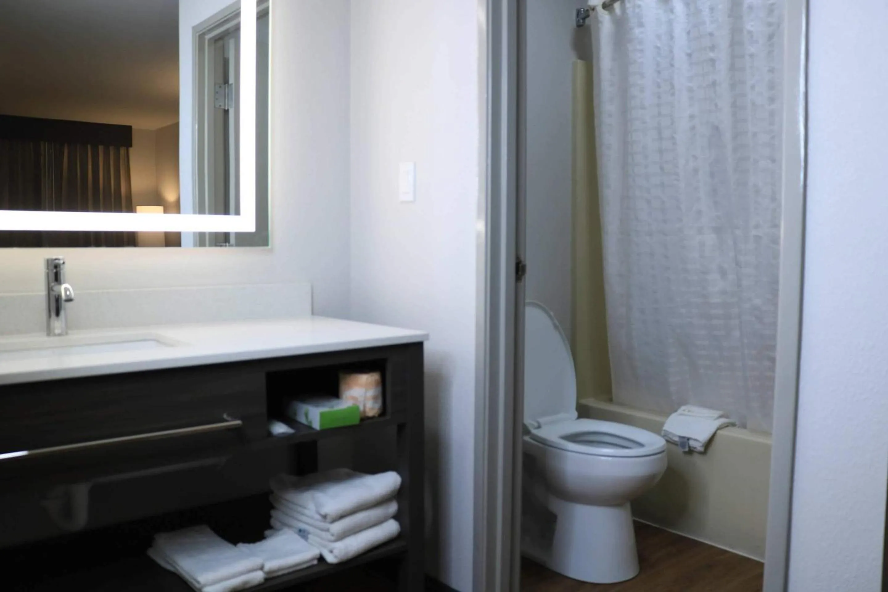 Bedroom in Econo Lodge Inn & Suites Southeast