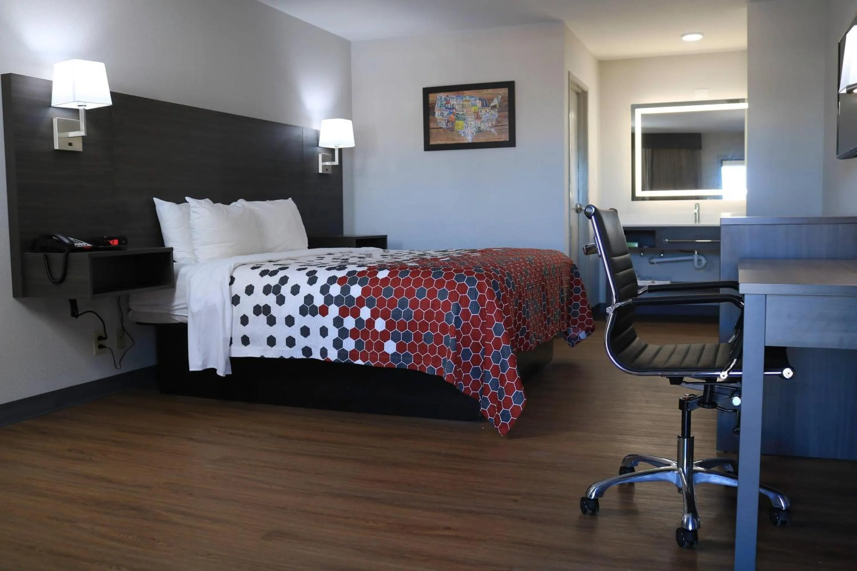 Bedroom, Bed in Econo Lodge Inn & Suites Southeast