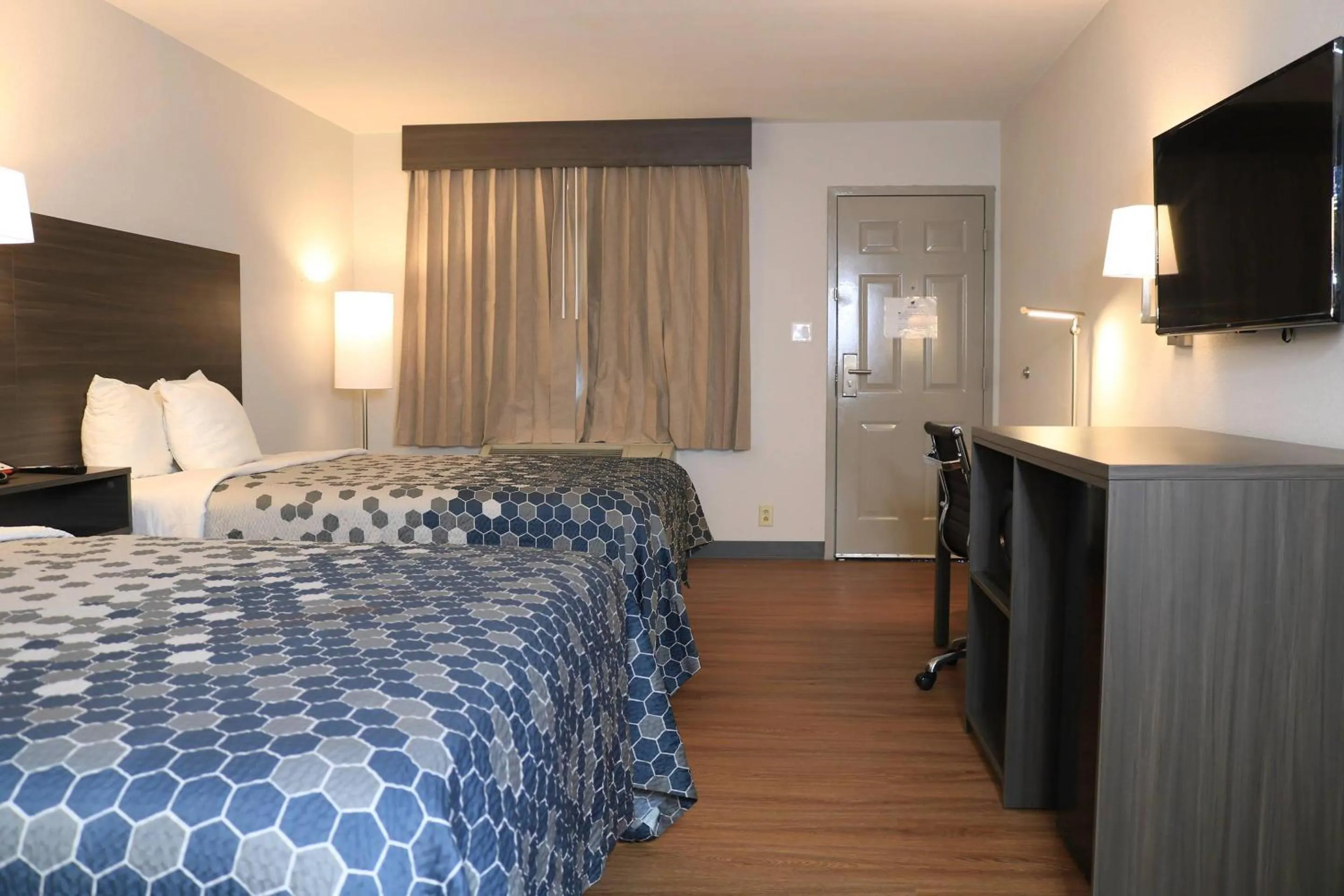 Bedroom, Bed in Econo Lodge Inn & Suites Southeast