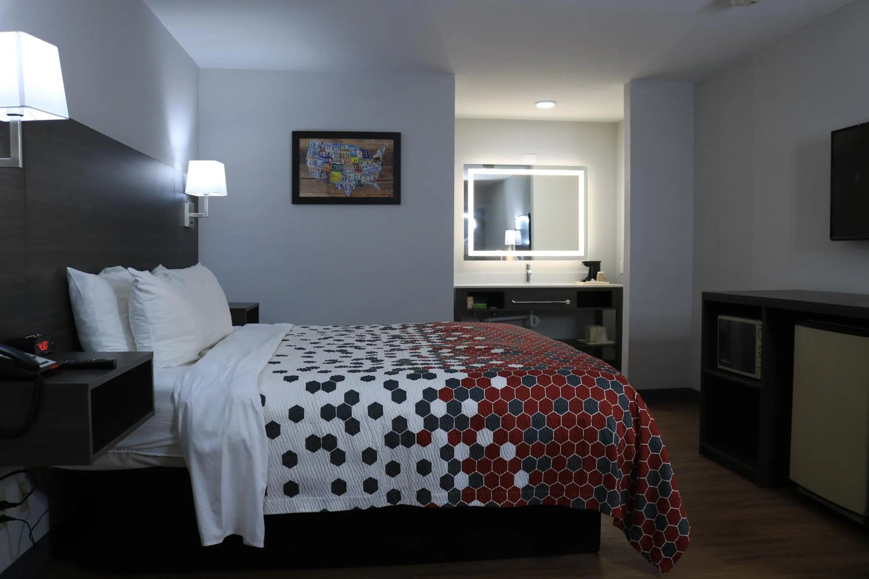 Bed in Econo Lodge Inn & Suites Southeast