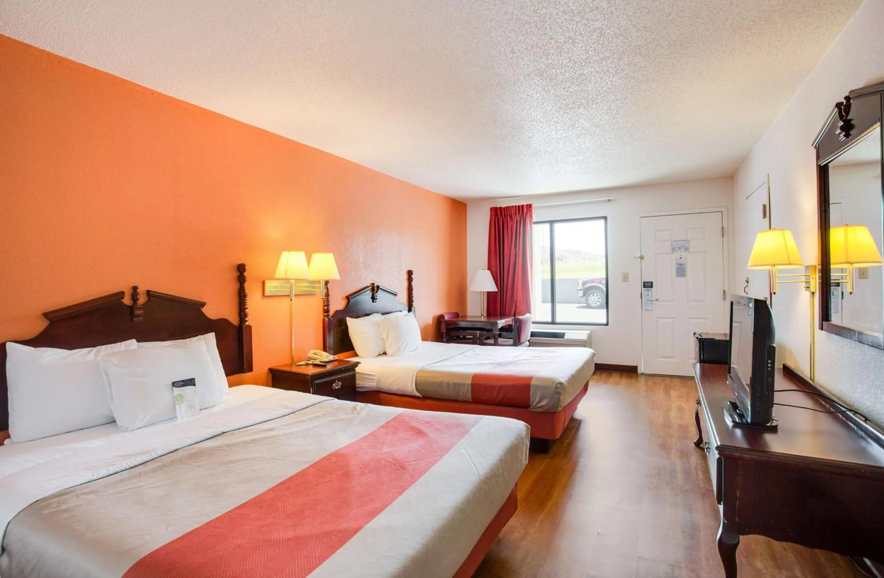 TV and multimedia, Bed in Motel 6-White House, TN