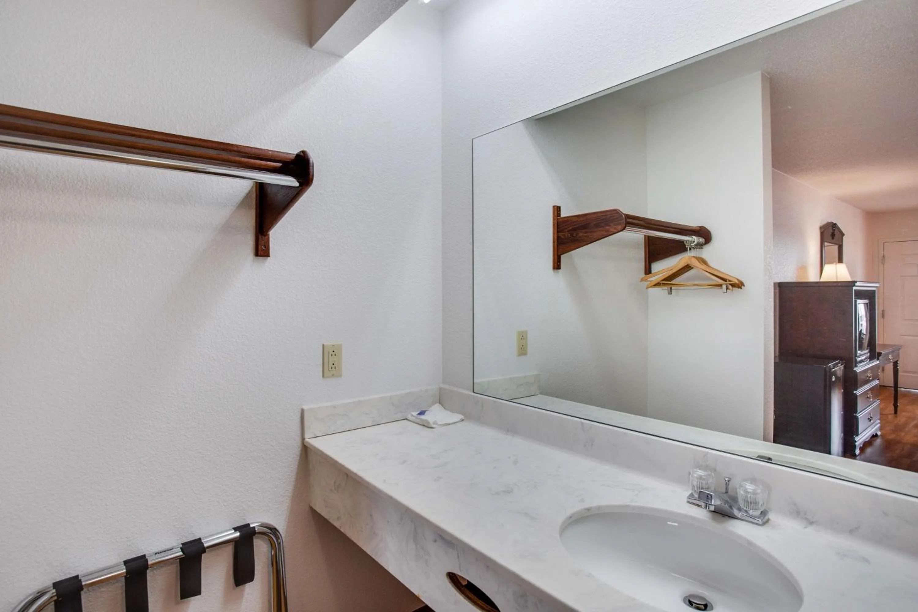 Bathroom in Motel 6-White House, TN