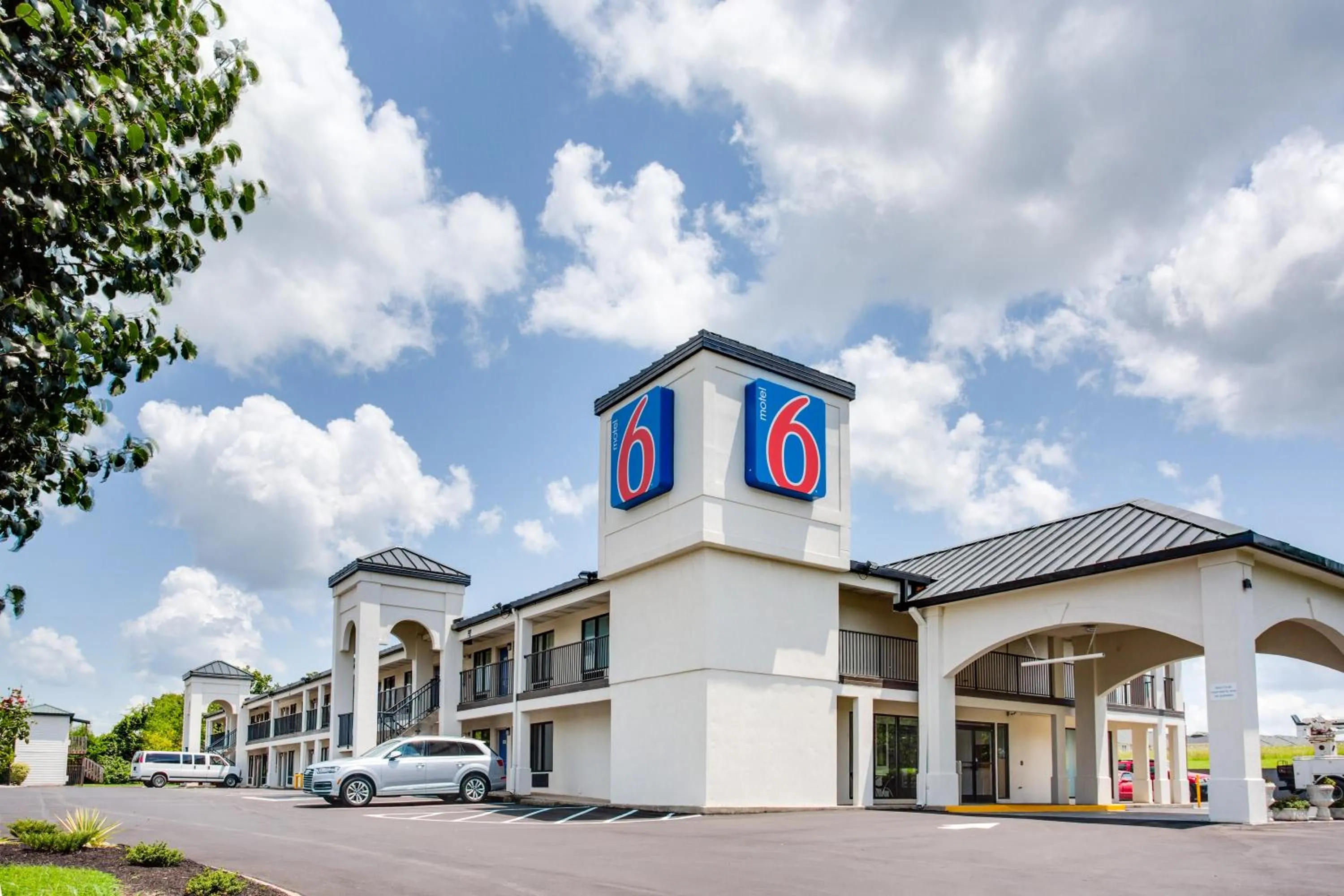 Facade/entrance in Motel 6-White House, TN