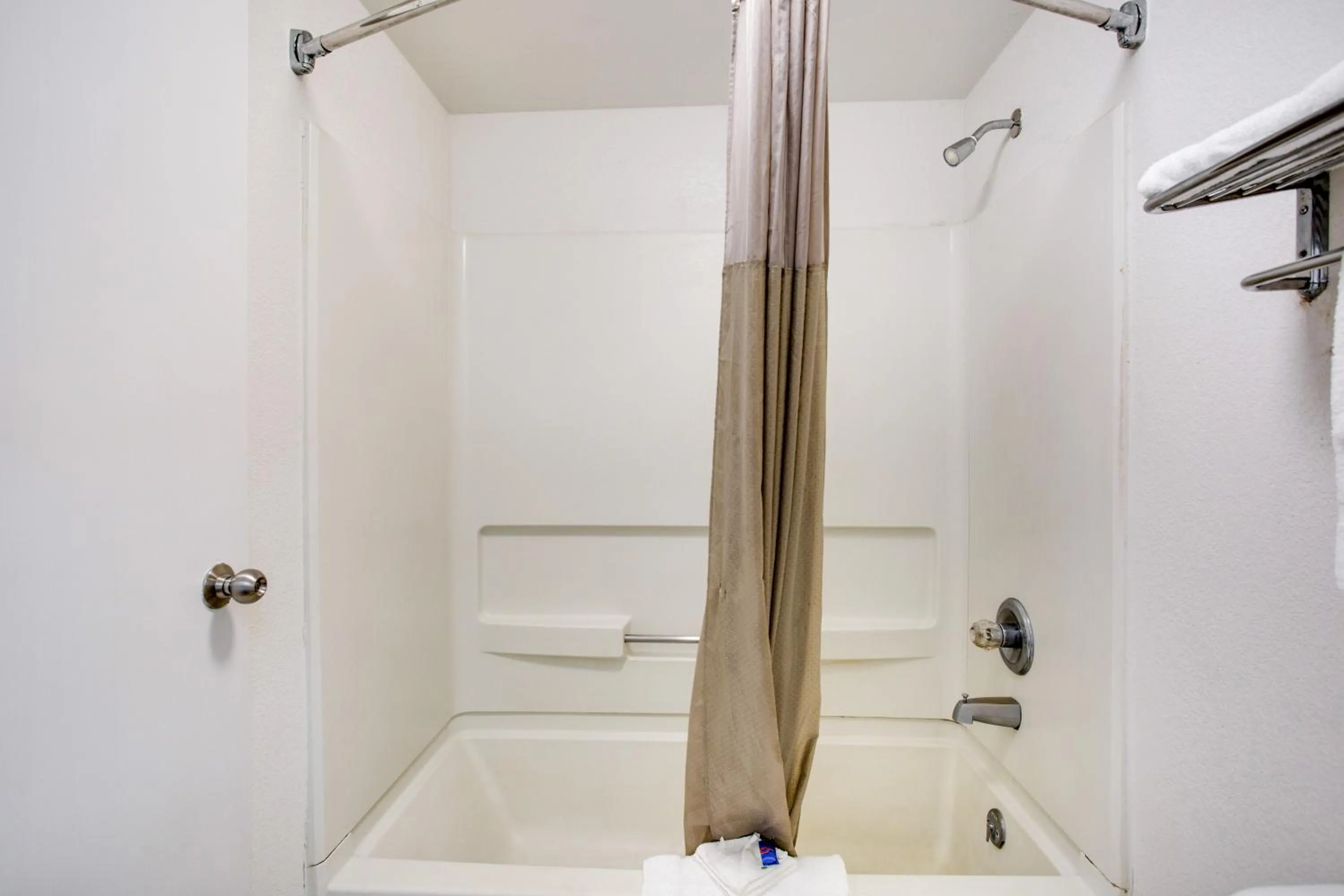 Bathroom in Motel 6-White House, TN